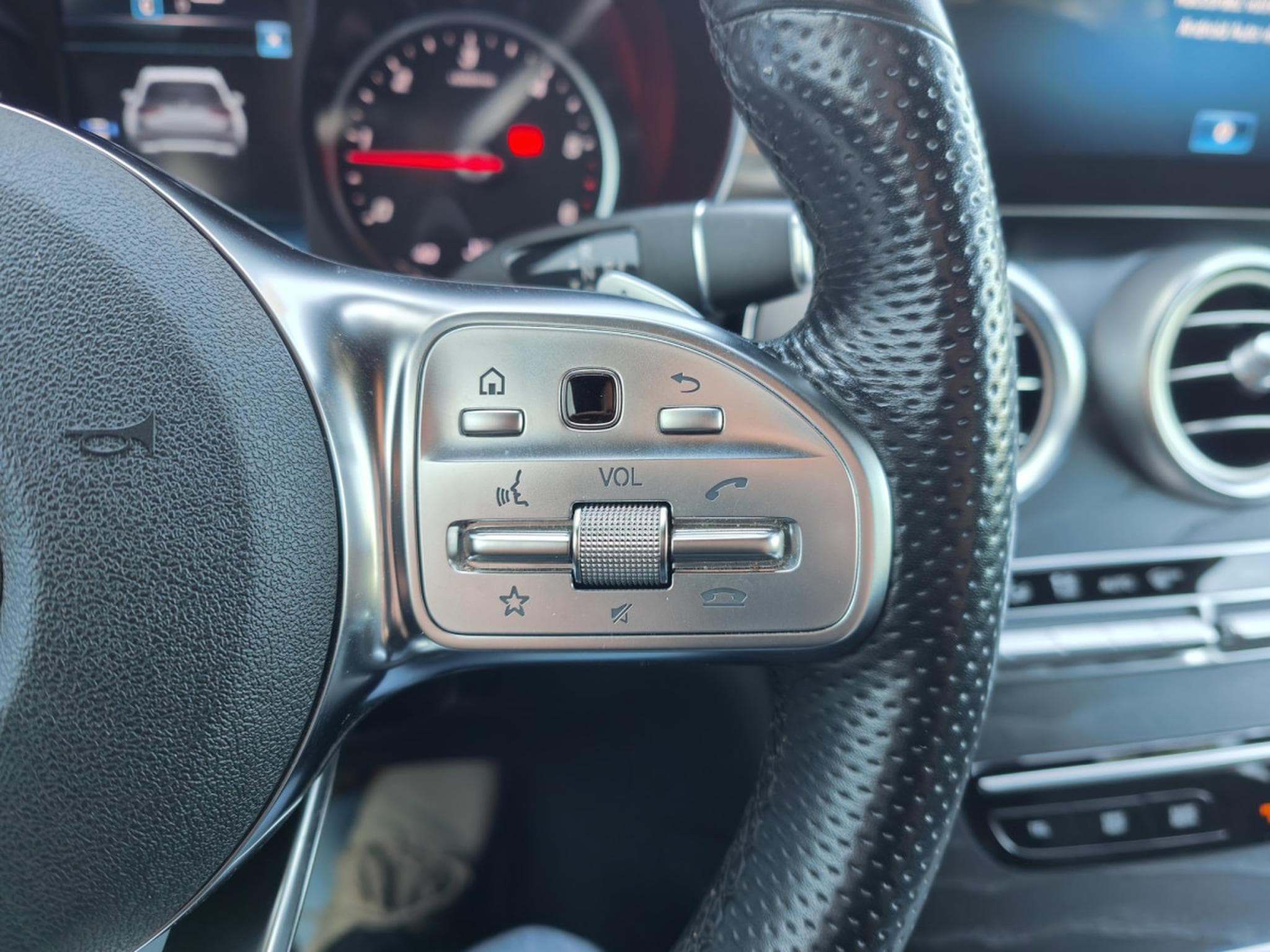 Mercedes GLC 220 GLC 220d 4MATIC PACK AMG CARPLAY SUSPENSION PNEU CAMERA 360 (2020) - Photo 22