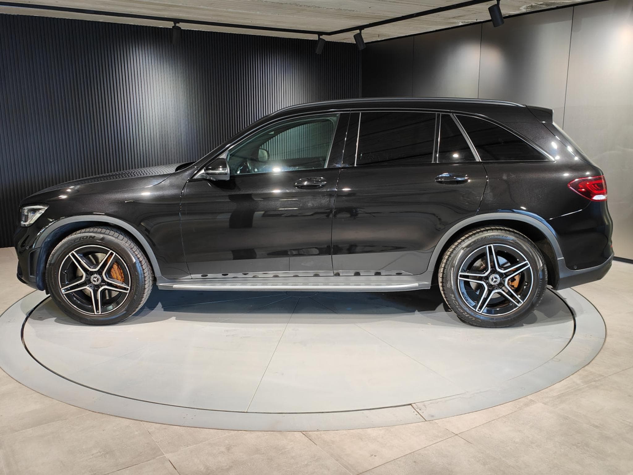 Mercedes GLC 220 GLC 220d 4MATIC PACK AMG CARPLAY SUSPENSION PNEU CAMERA 360 (2020) - Photo 5