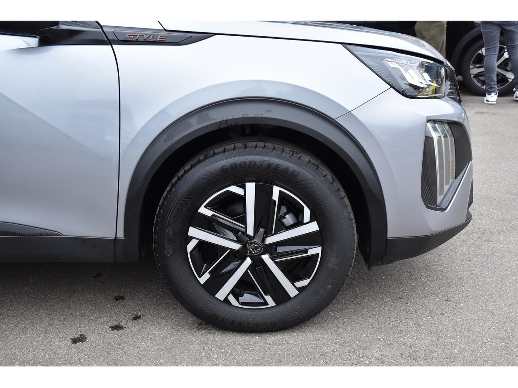 Peugeot 2008 1.2 Hybrid 145 e-DCS6 Style REGUL LANE PDC 1° MAIN (2025) - Foto 4