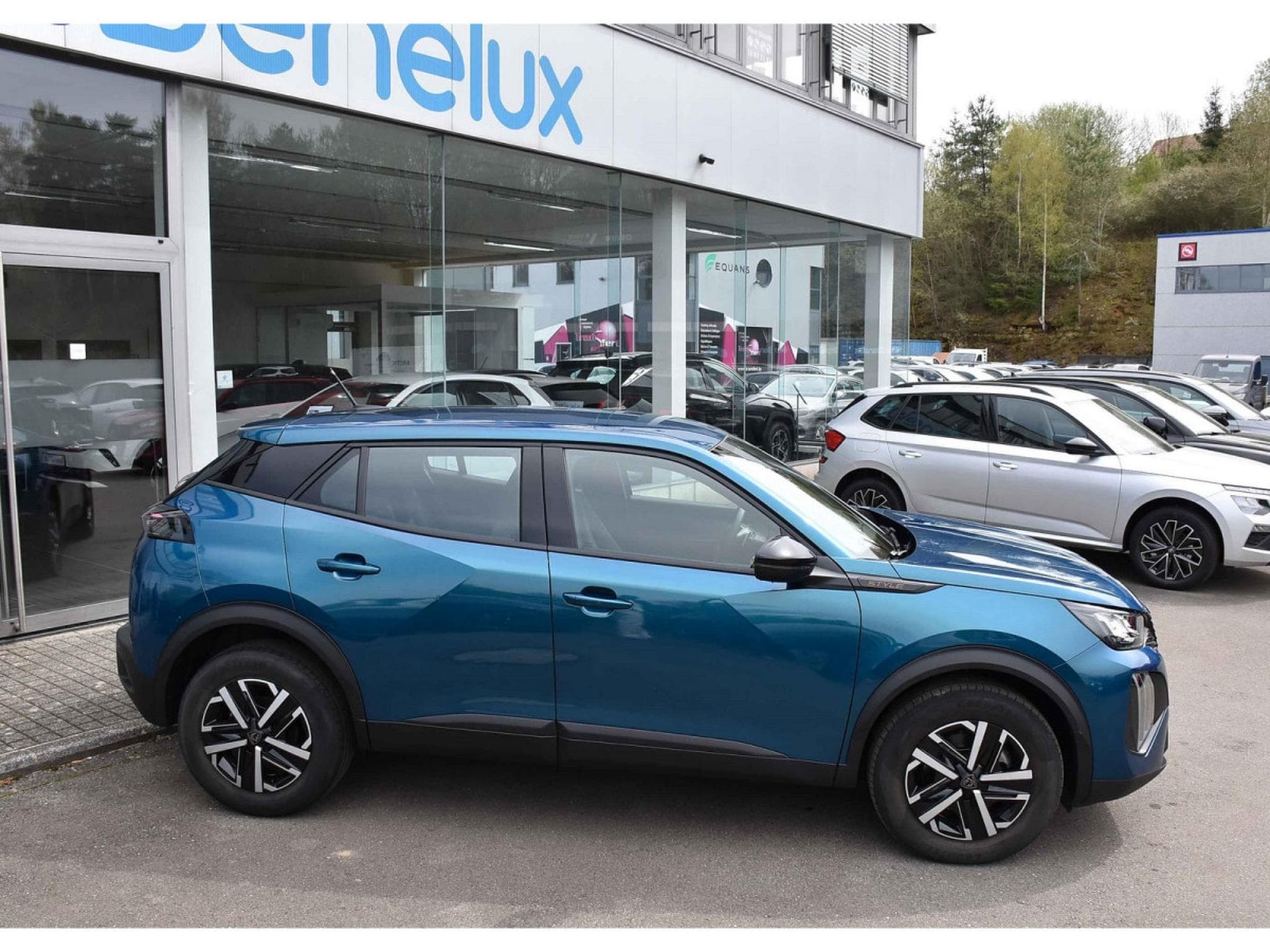 Peugeot 2008 1.2 Hybrid 145 e-DCS6 Style REGUL LANE PDC 1° MAIN (2025) - Foto 3