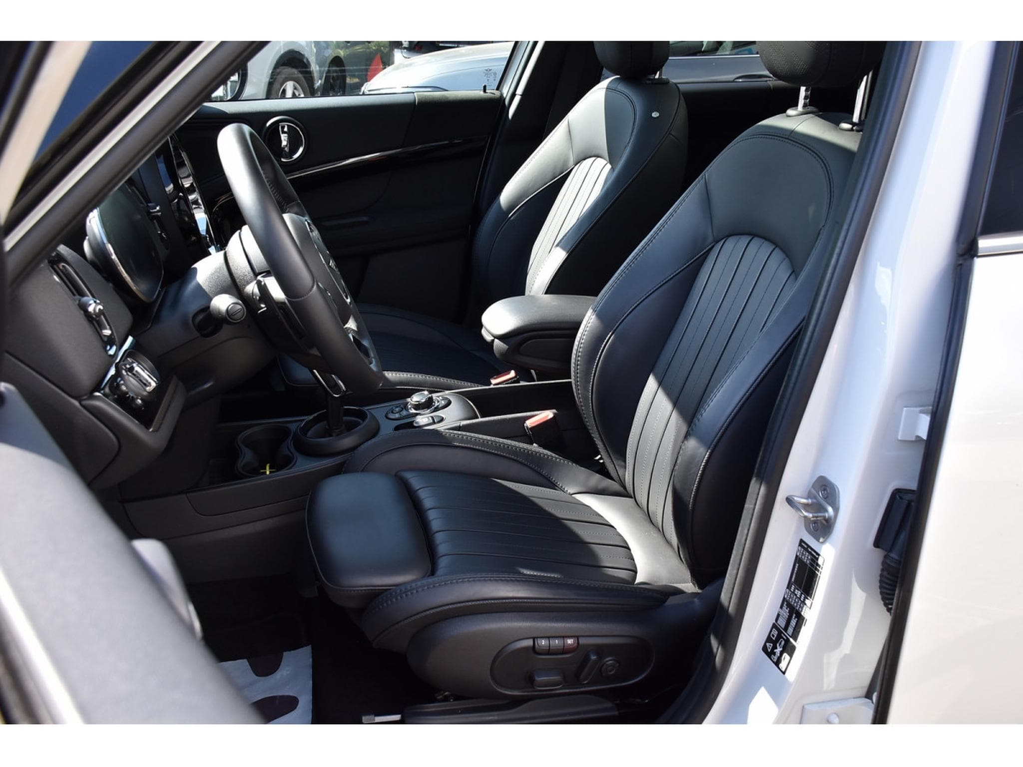 Mini Countryman Cooper S 2.0 iA All4 PANO CUIR MEMO ACC LANE CAM PARK 1° MAI (2023) - Photo 6