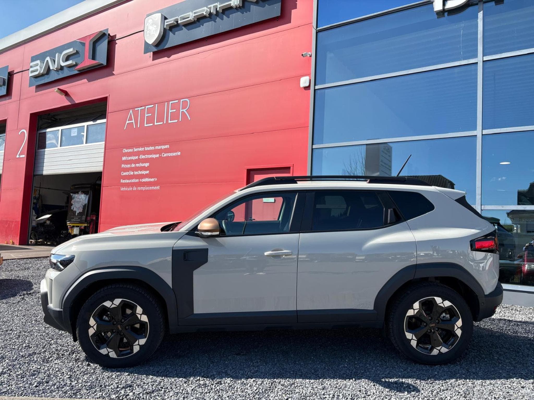 Dacia Duster 1.6 HYBRID 140CV EXTREME (2024) - Foto 8