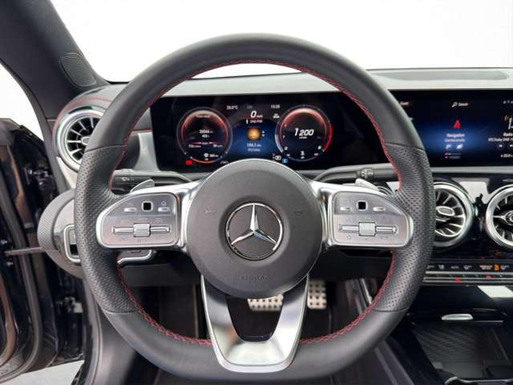 Mercedes CLA 200 AMG Line (2023) - Photo 11