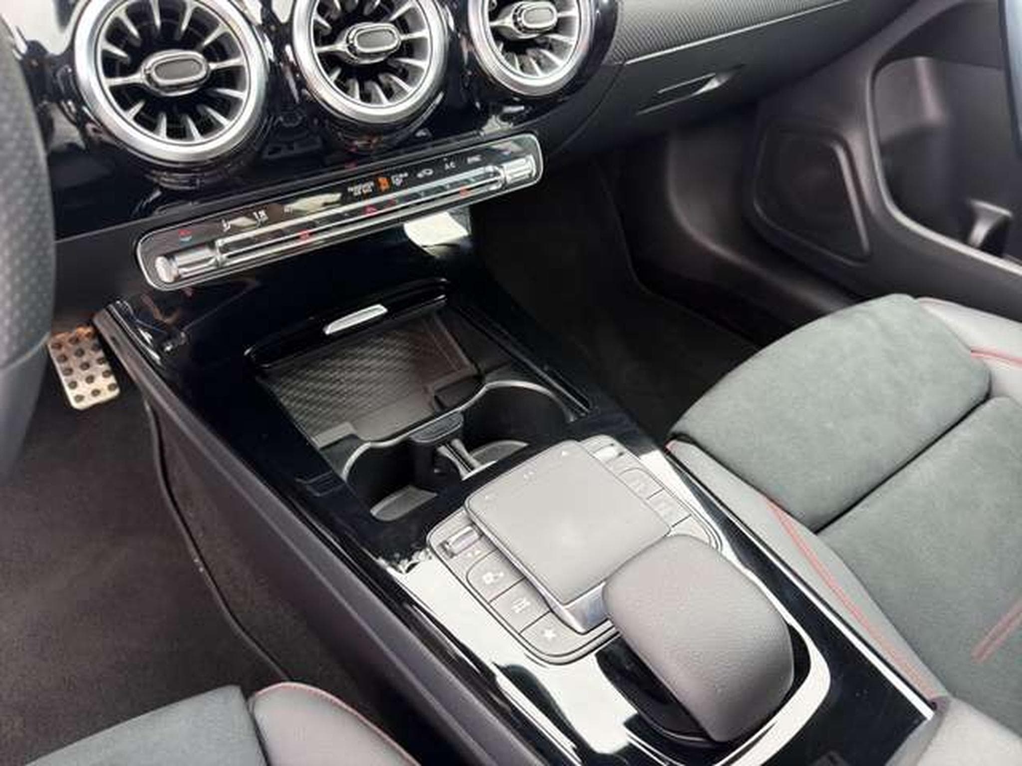Mercedes CLA 200 AMG Line (2023) - Photo 15