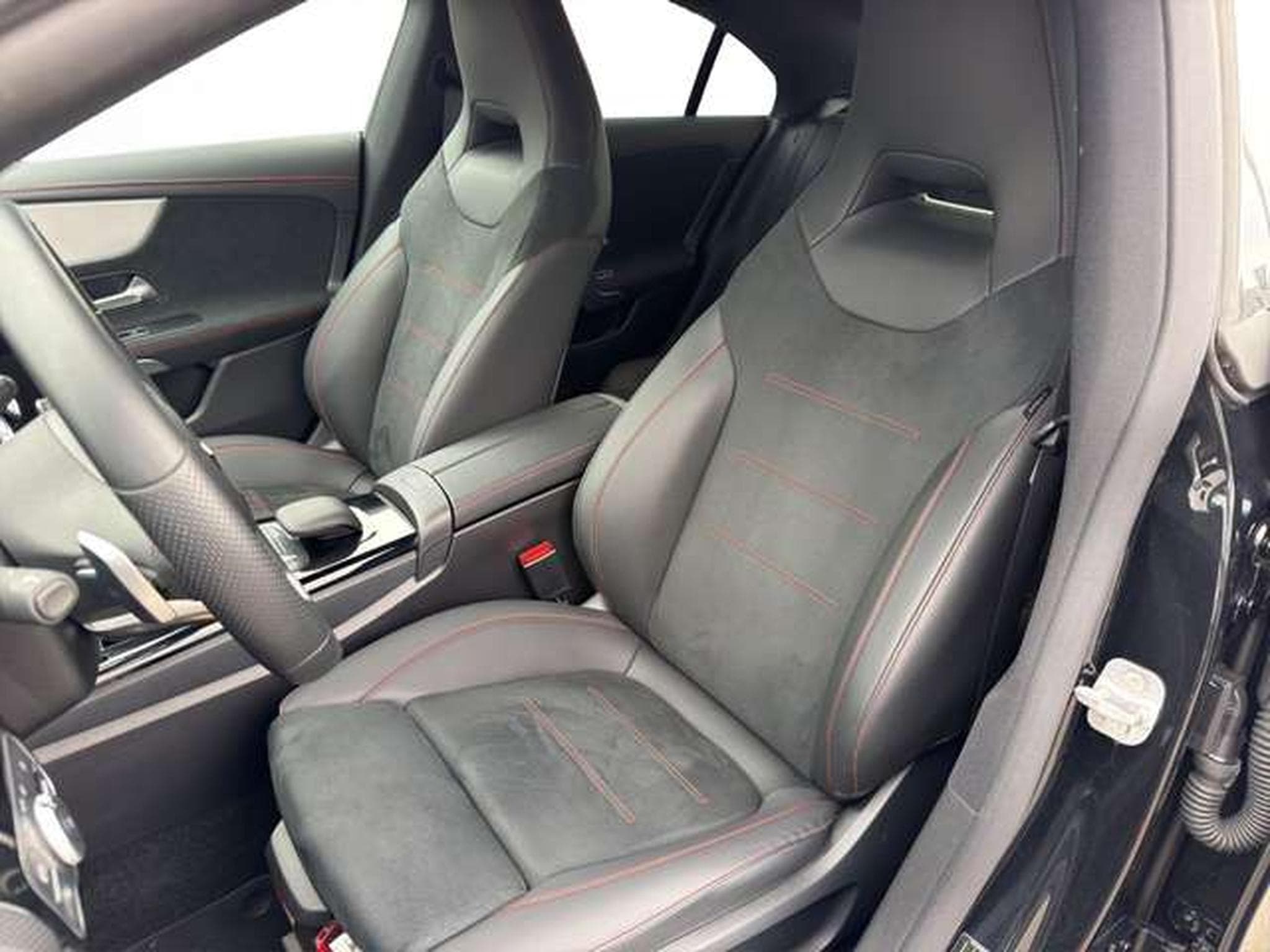Mercedes CLA 200 AMG Line (2023) - Photo 9