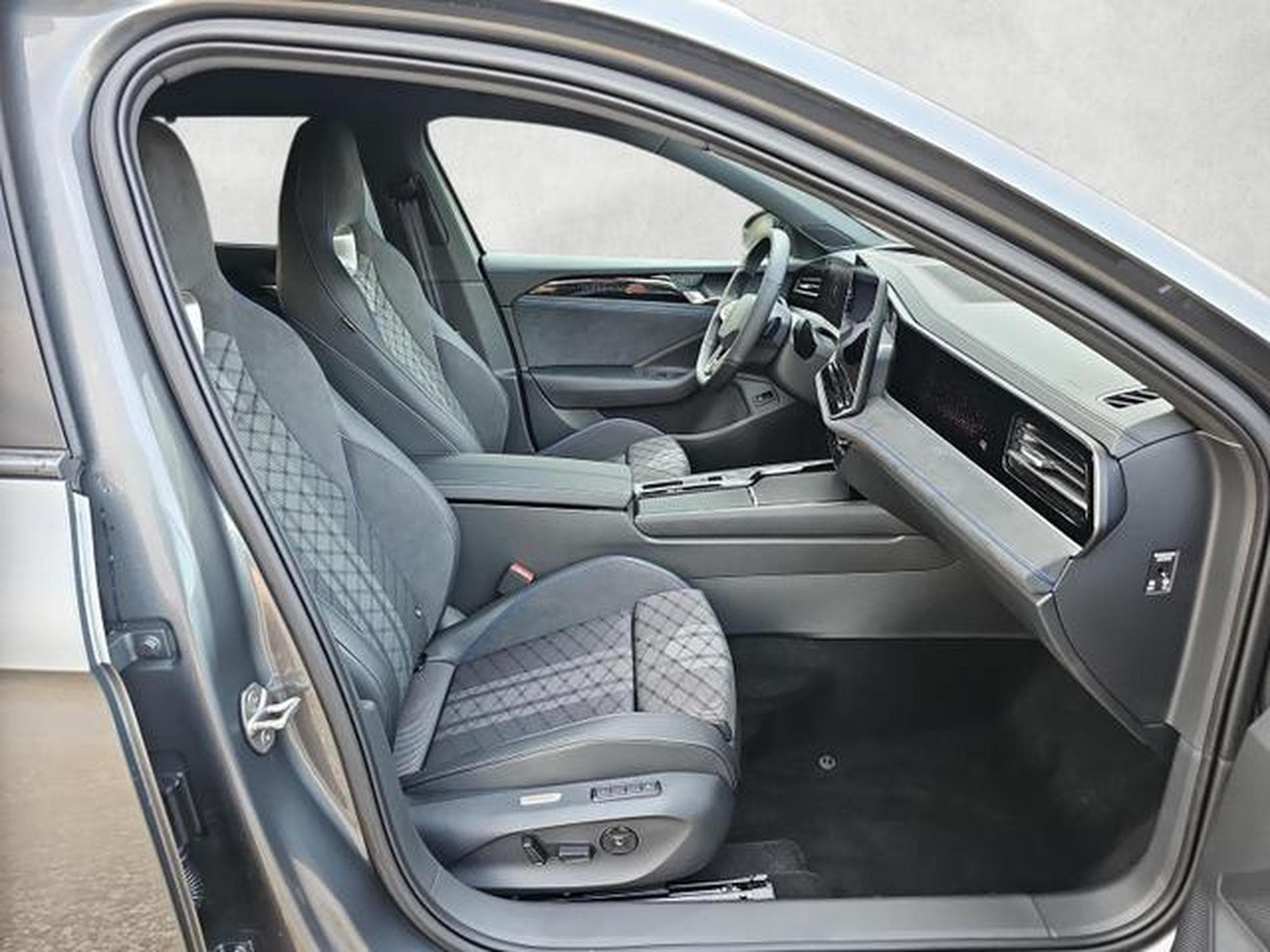 VW Passat Variant 2.0 TDI 142 kW 4Motion R-Line (2026) - Photo 10