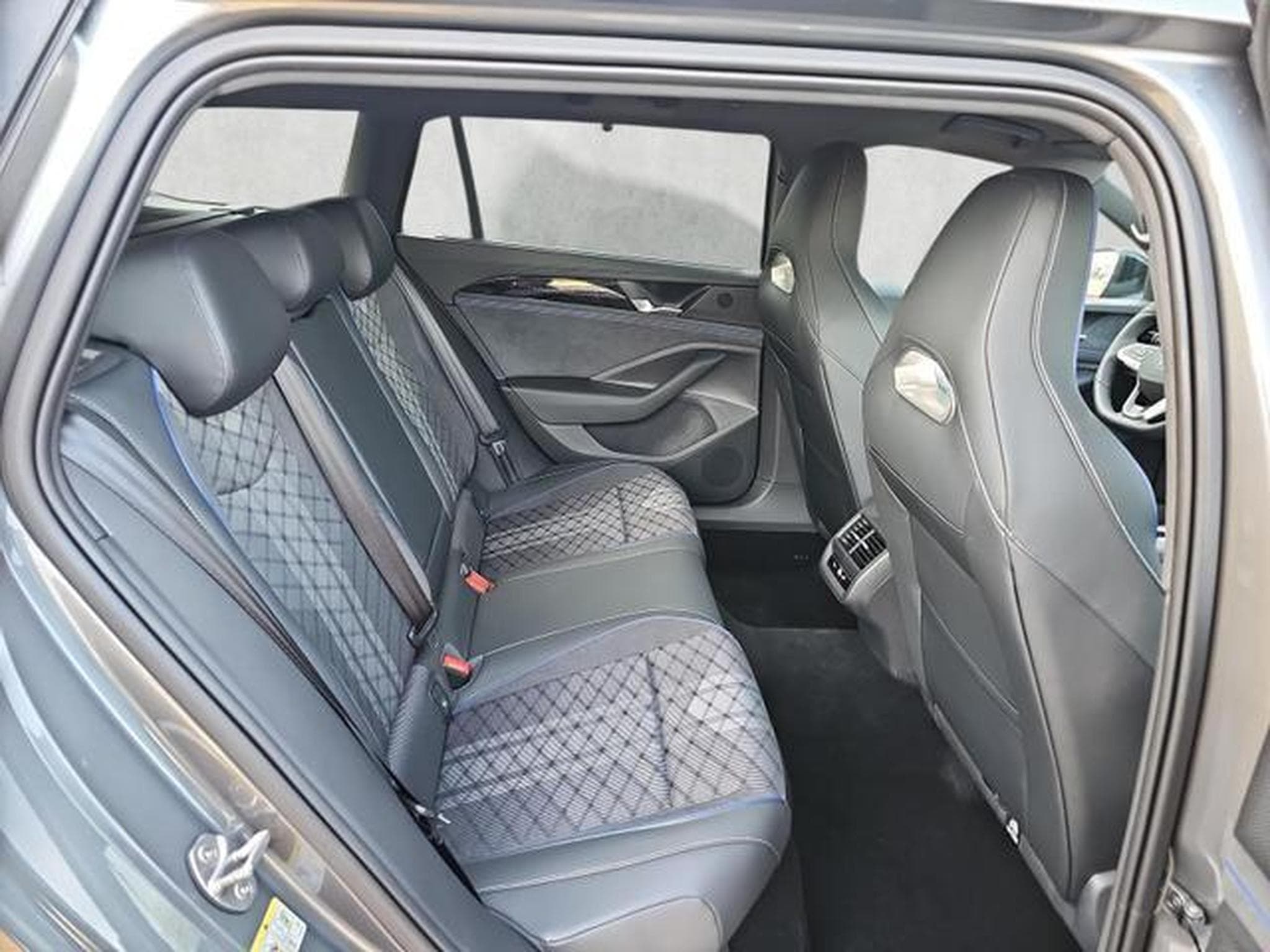 VW Passat Variant 2.0 TDI 142 kW 4Motion R-Line (2026) - Photo 13