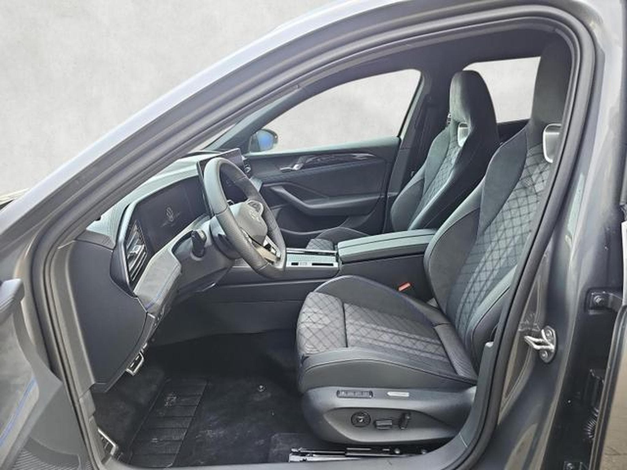VW Passat Variant 2.0 TDI 142 kW 4Motion R-Line (2026) - Photo 9