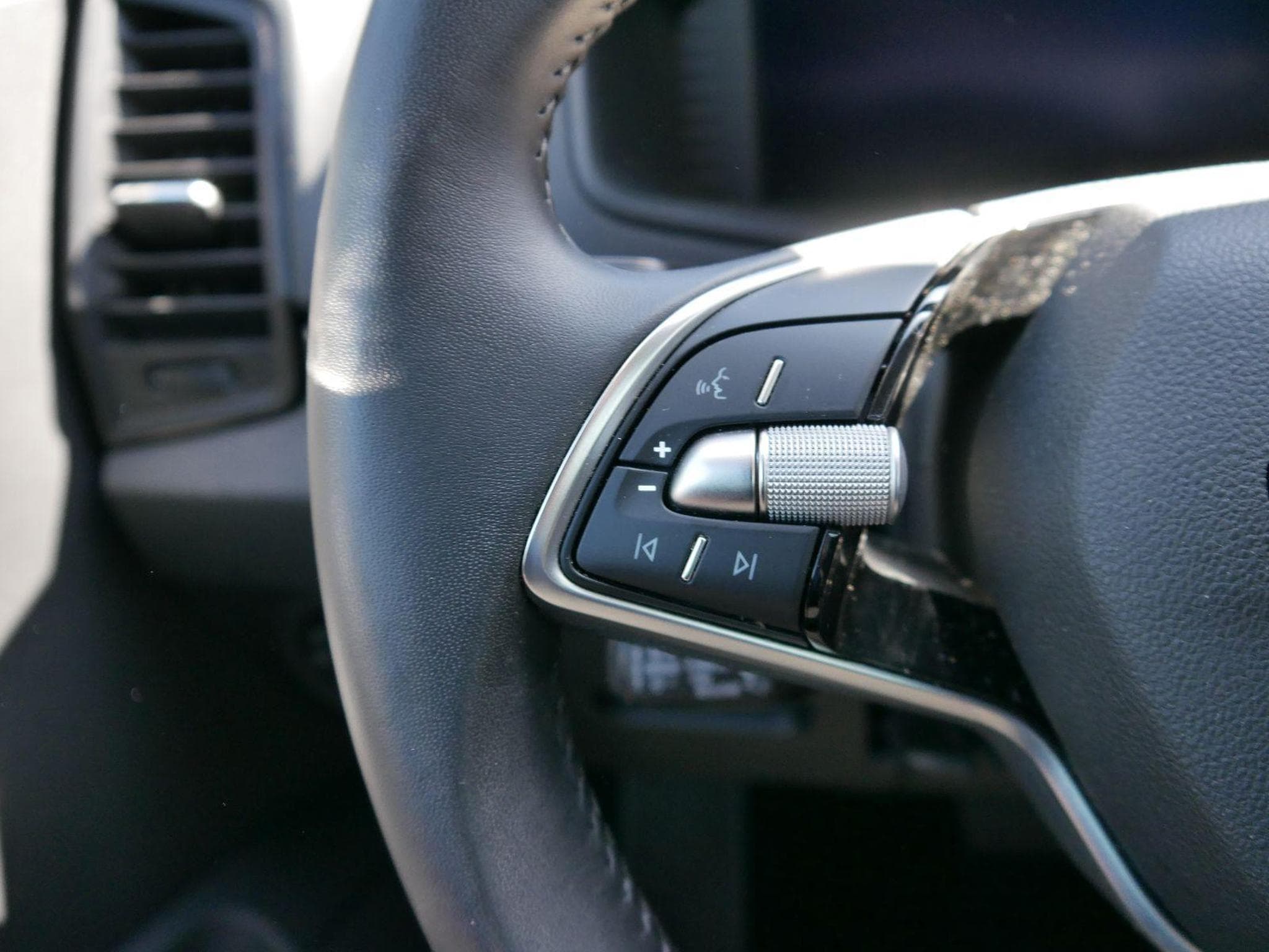 Skoda Karoq Selection 1.5 TSI (2025) - Photo 11