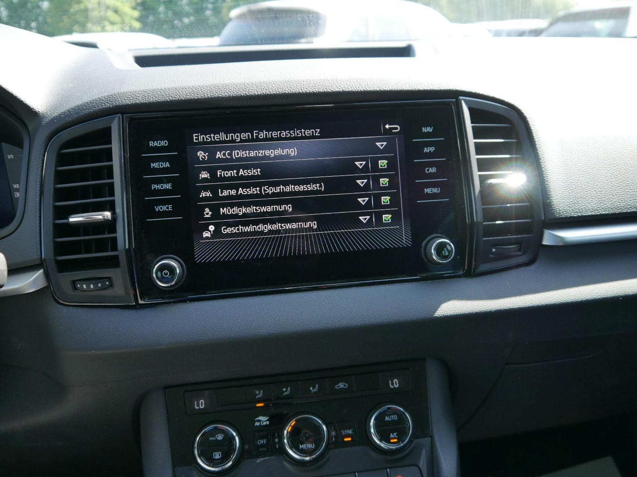 Skoda Karoq Selection 1.5 TSI (2025) - Photo 13