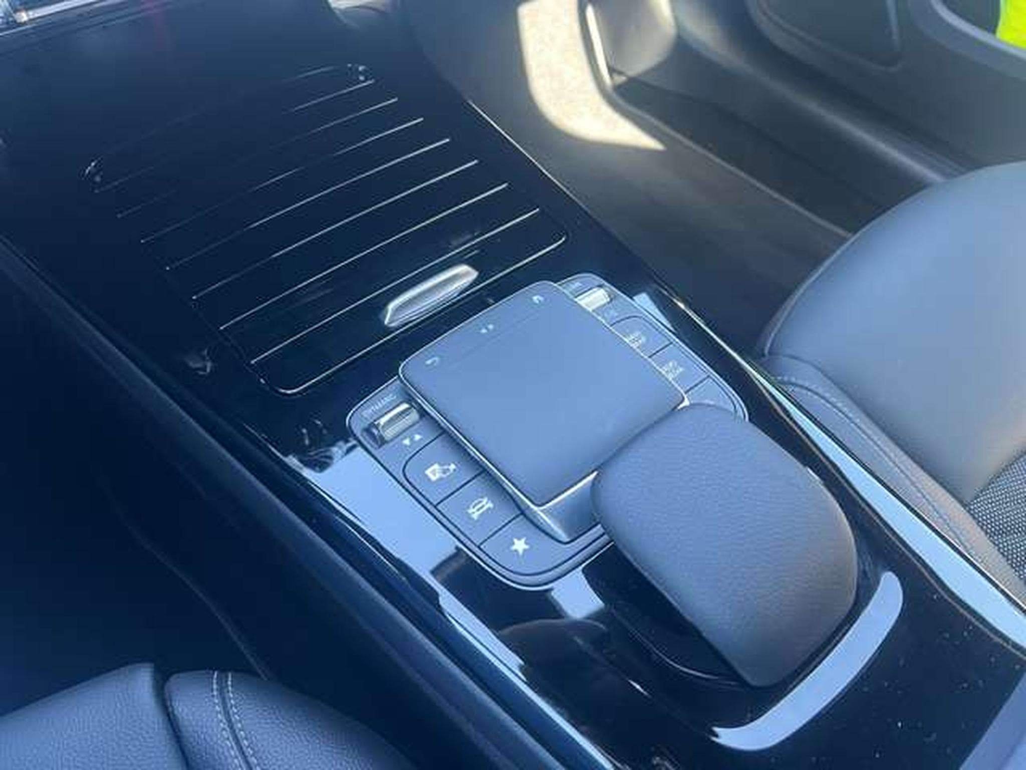 Mercedes A 250 HYBRIDE ESSENCE BUSINESS LINE (2022) - Photo 9