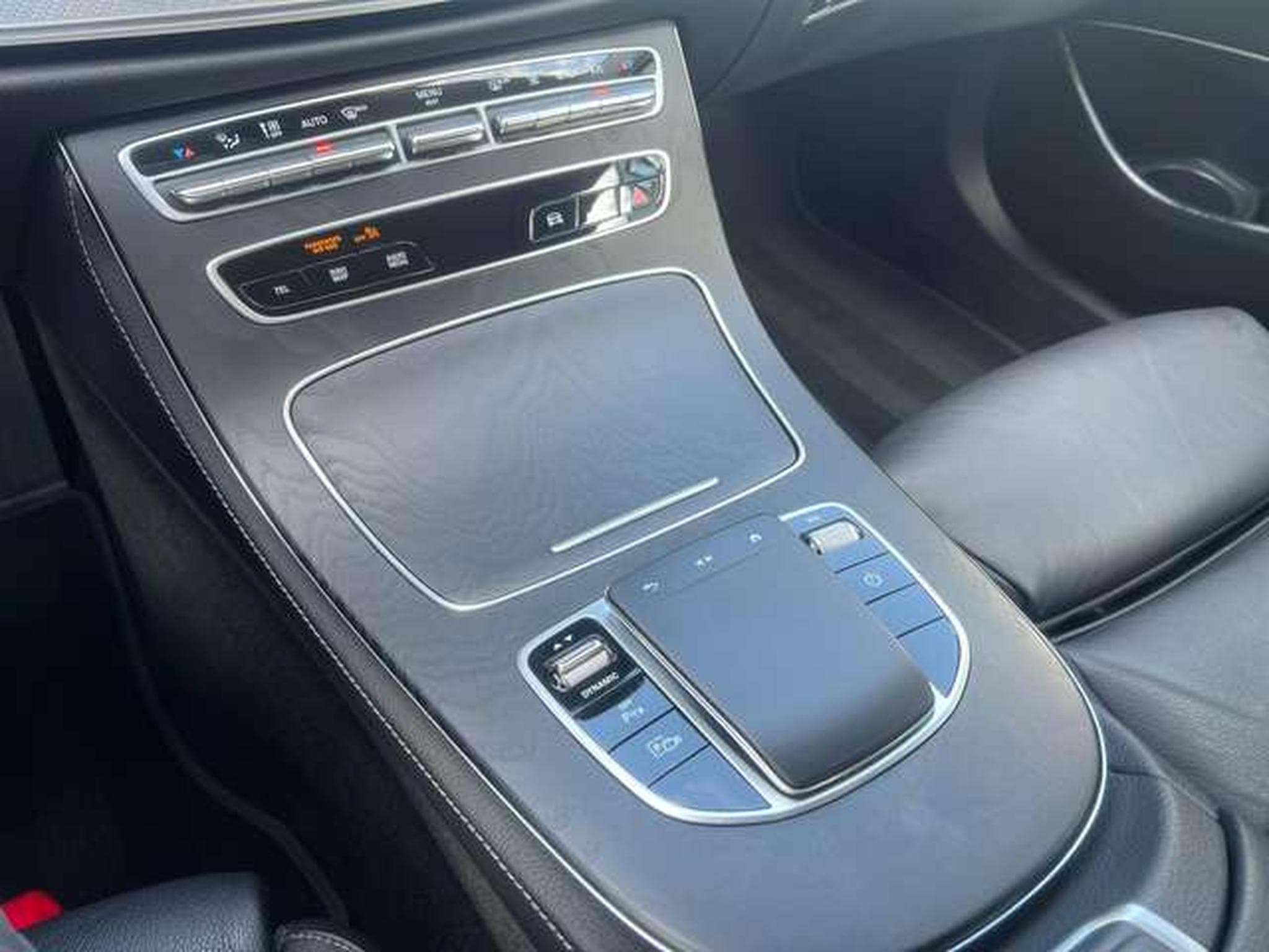 Mercedes E 300 BERLINE HYBRIDE ESSENCE (2022) - Photo 20