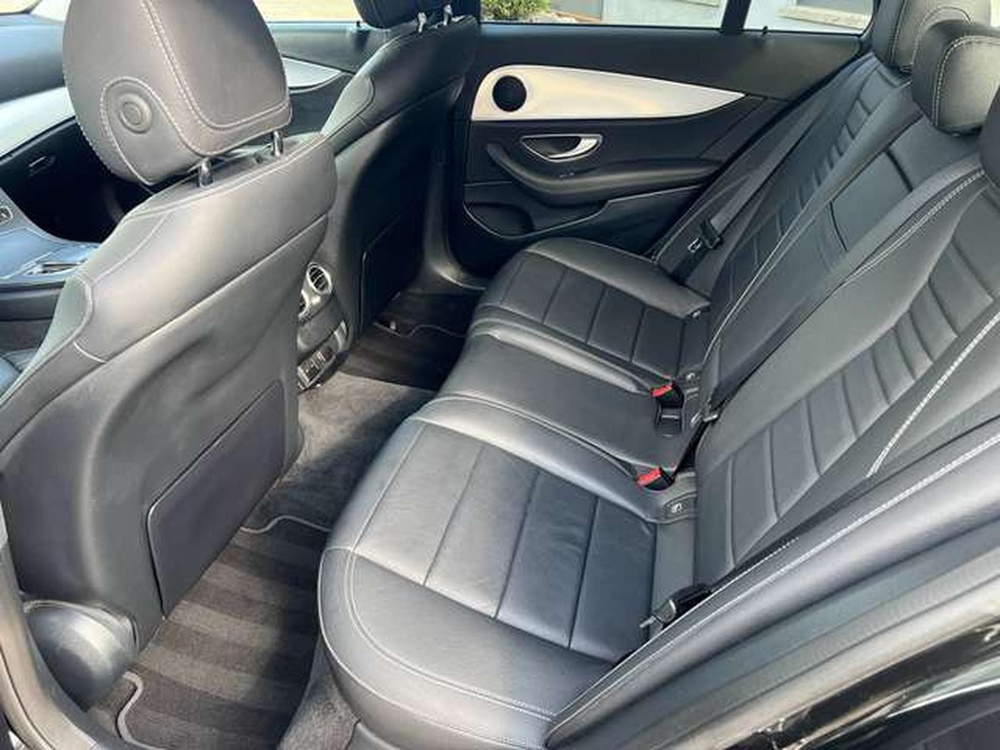 Mercedes E 300 BERLINE HYBRIDE ESSENCE (2022) - Photo 24