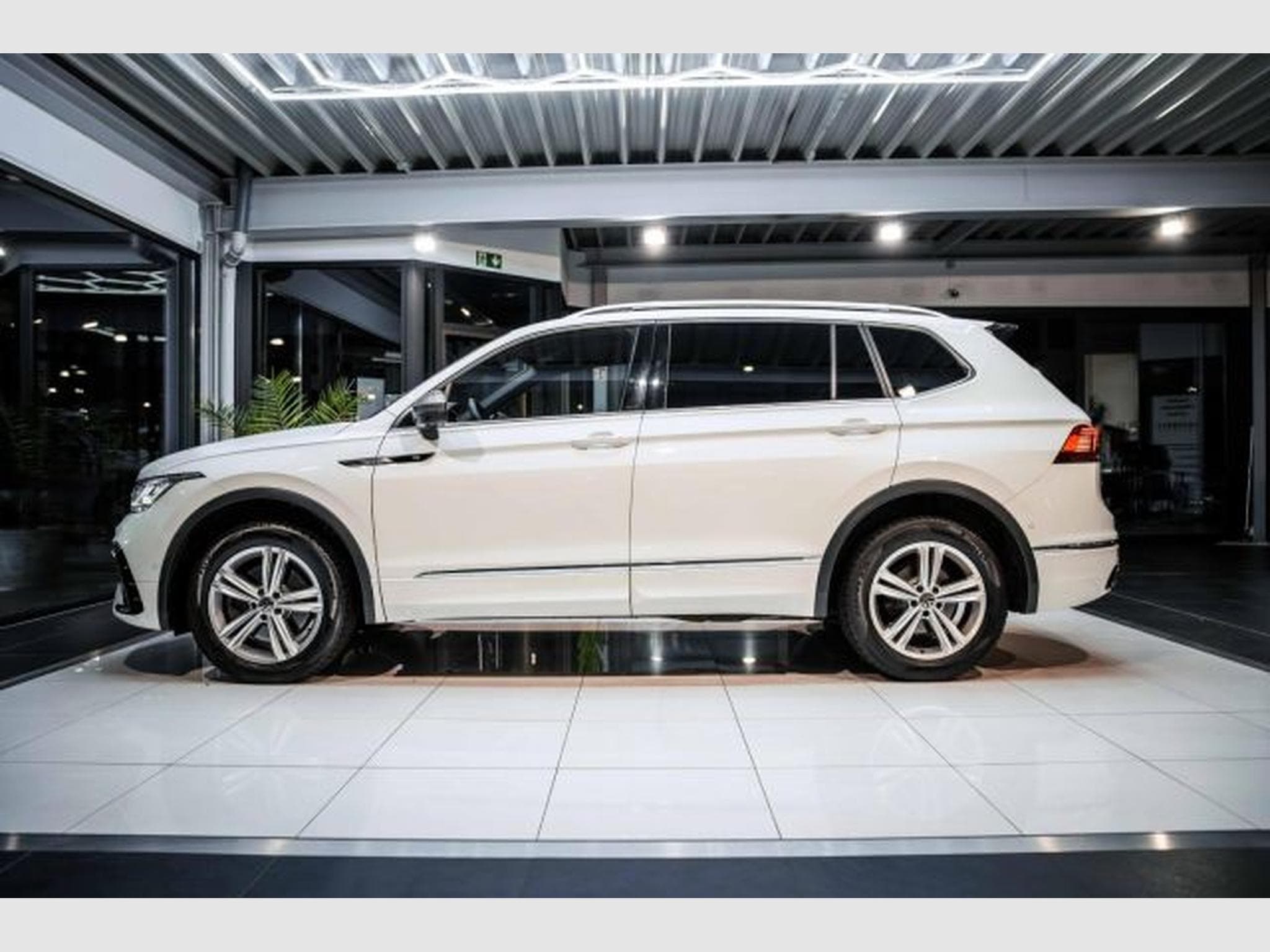 VW Tiguan Tiguan Allspace 2.0 TDI DSG R-Line 4M AHK H&amp;K (2022) - Photo 11