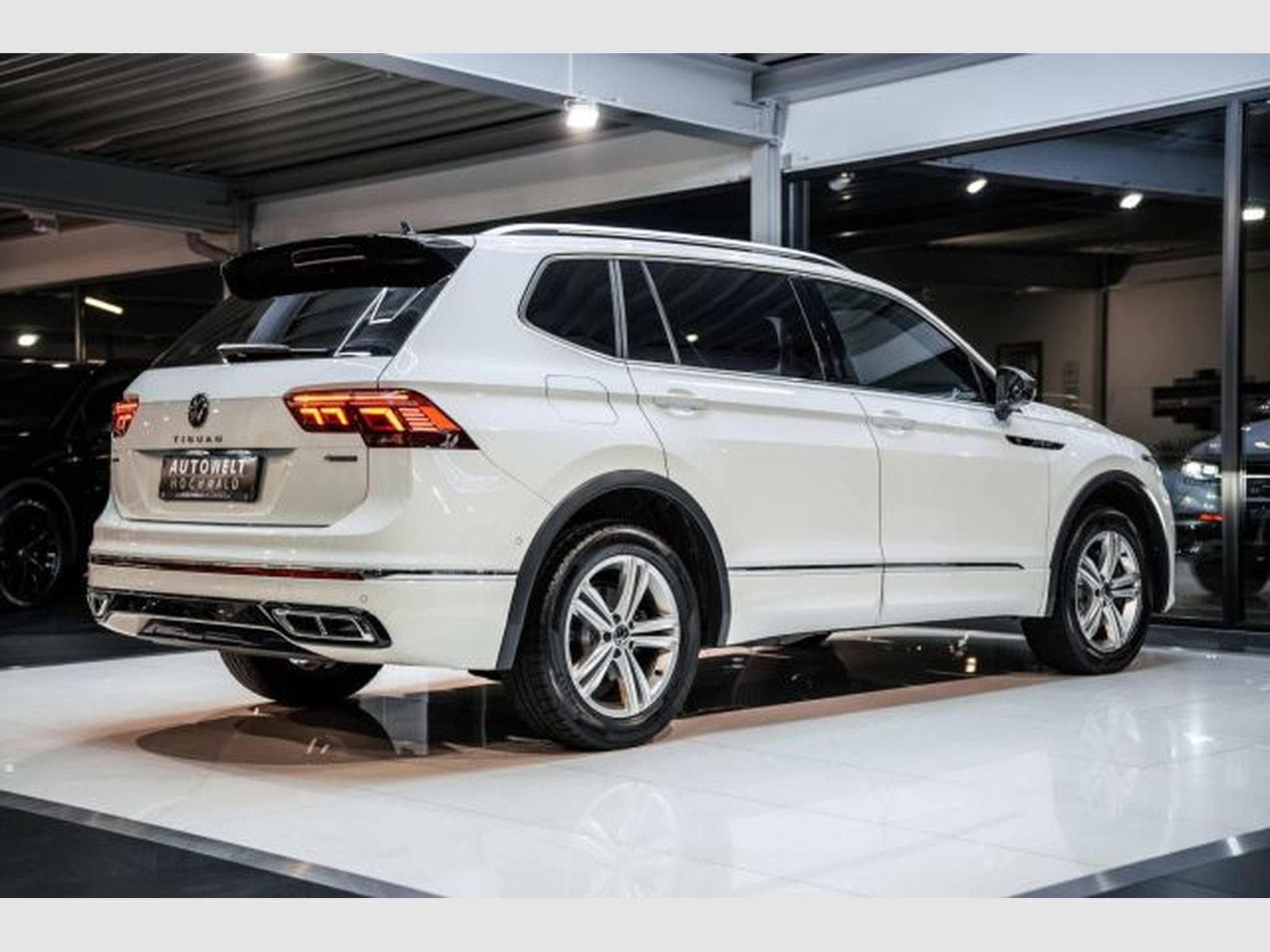 VW Tiguan Tiguan Allspace 2.0 TDI DSG R-Line 4M AHK H&amp;K (2022) - Photo 12