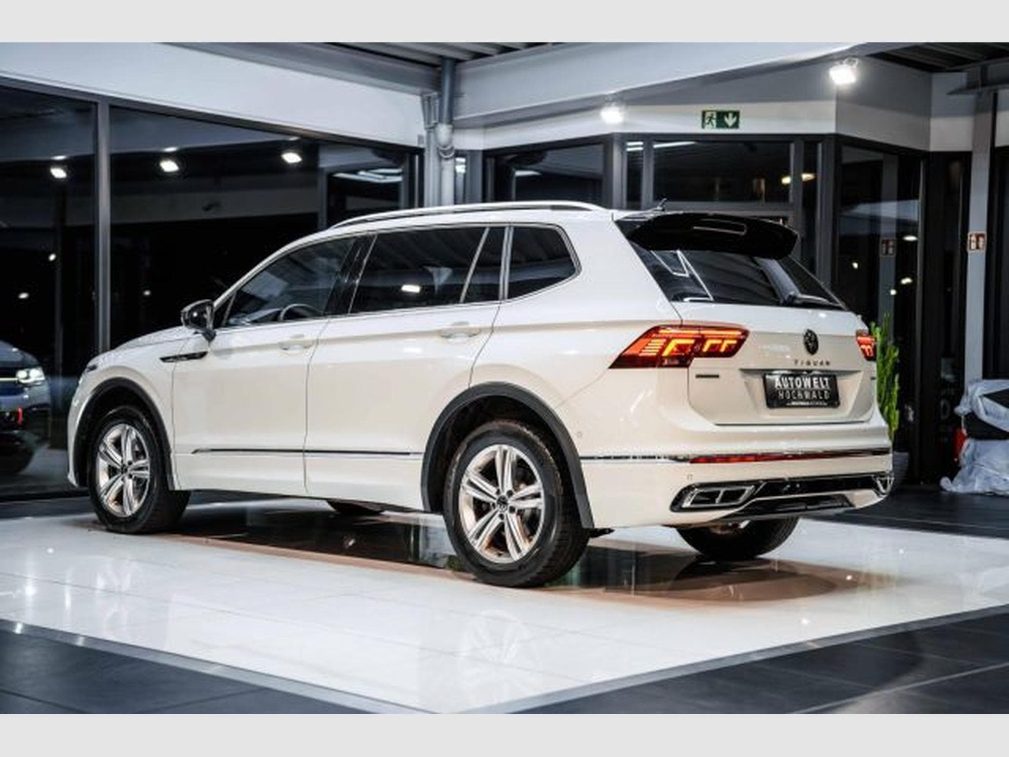 VW Tiguan Tiguan Allspace 2.0 TDI DSG R-Line 4M AHK H&amp;K (2022) - Photo 15