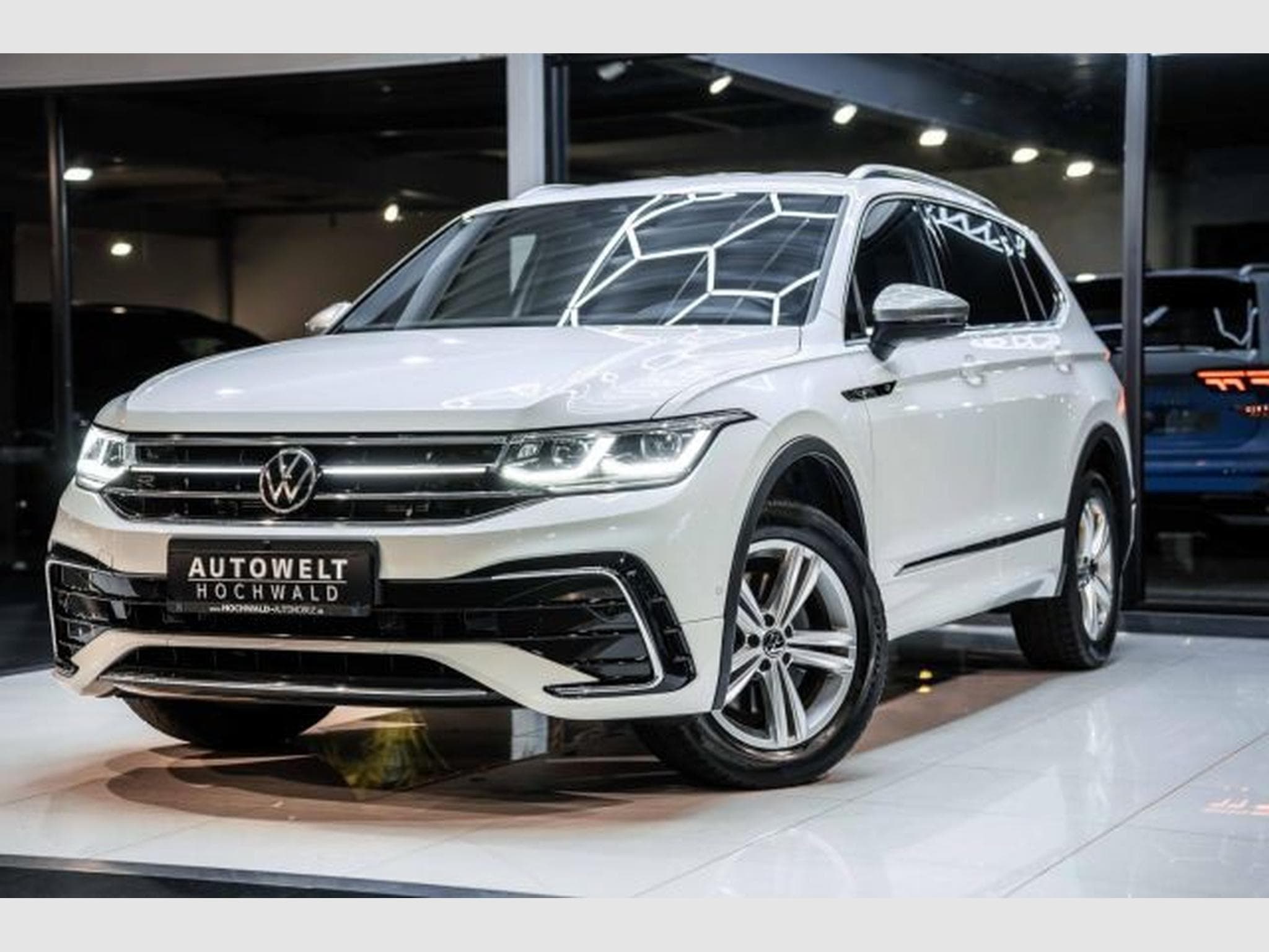 VW Tiguan Tiguan Allspace 2.0 TDI DSG R-Line 4M AHK H&amp;K (2022) - Photo 2