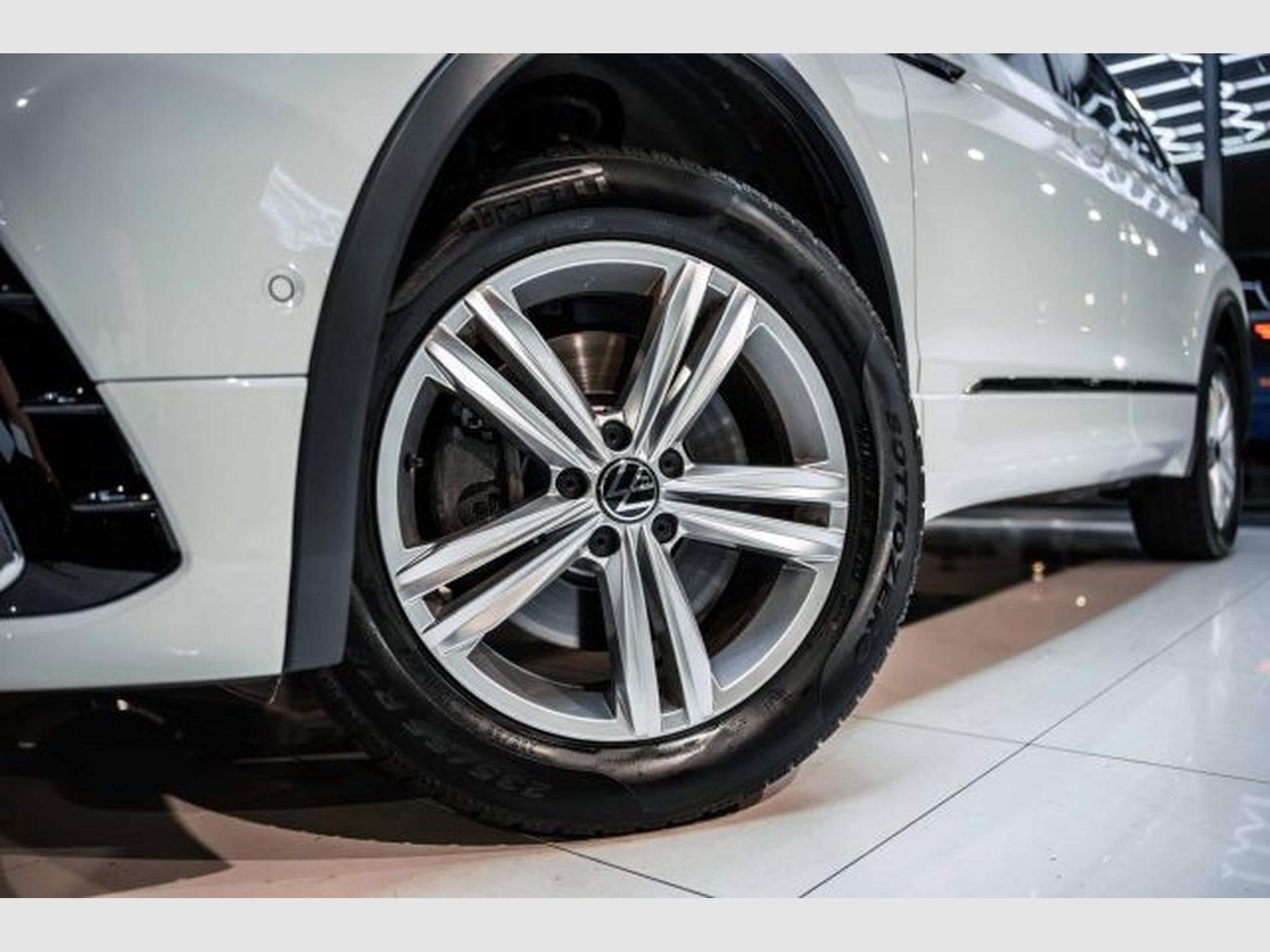 VW Tiguan Tiguan Allspace 2.0 TDI DSG R-Line 4M AHK H&amp;K (2022) - Photo 3
