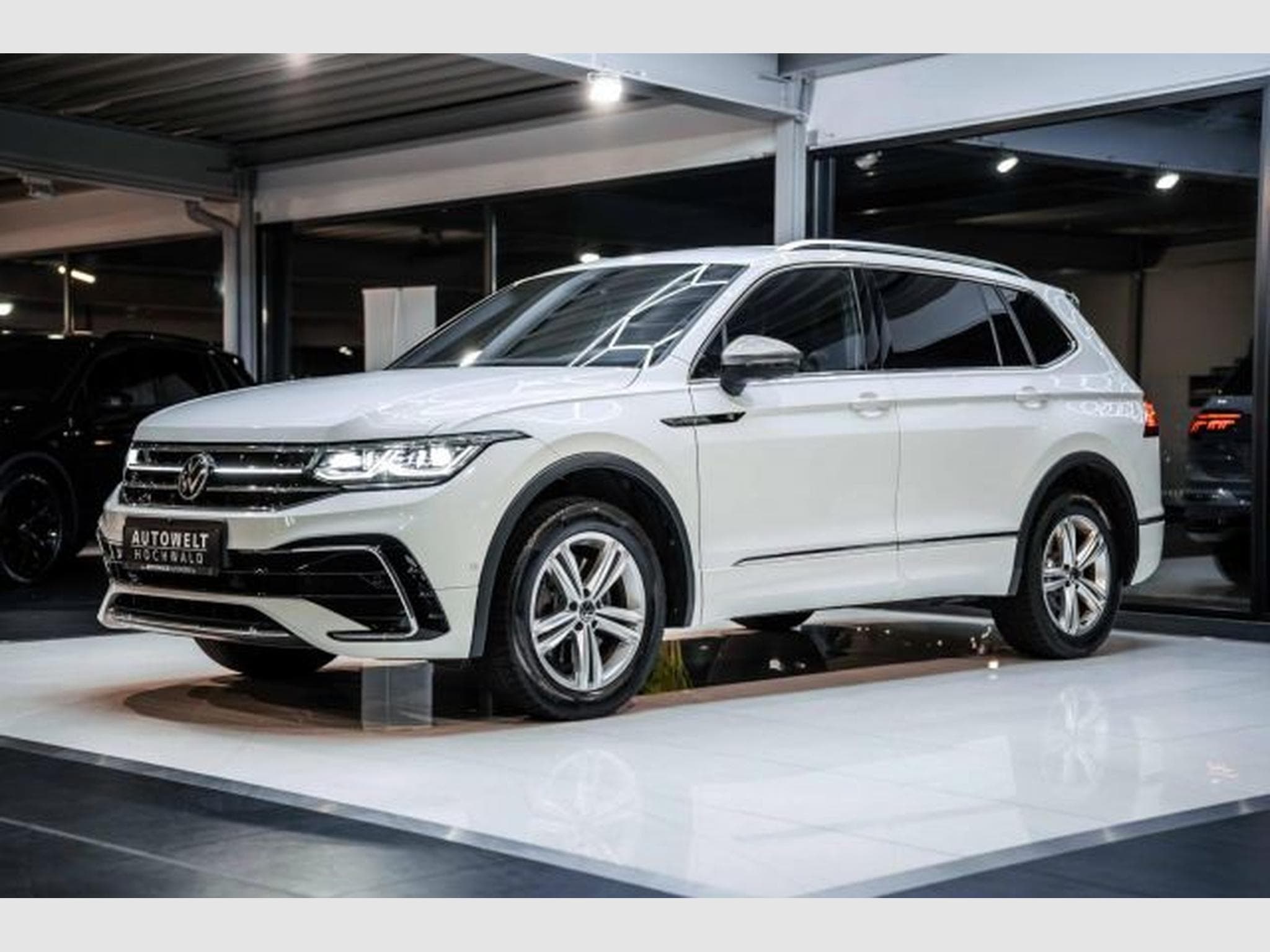VW Tiguan Tiguan Allspace 2.0 TDI DSG R-Line 4M AHK H&amp;K (2022) - Photo 4