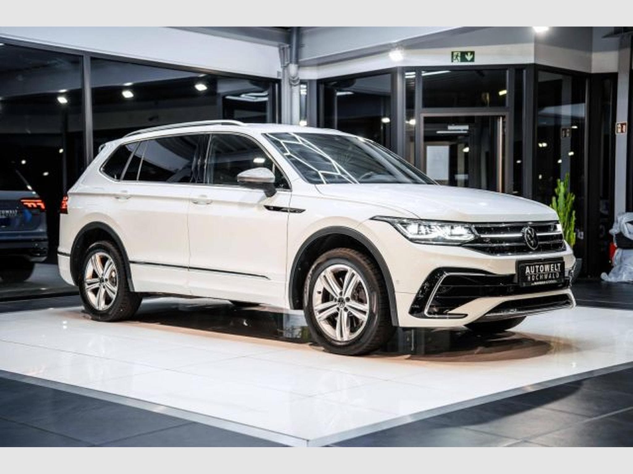 VW Tiguan Tiguan Allspace 2.0 TDI DSG R-Line 4M AHK H&amp;K (2022) - Photo 6