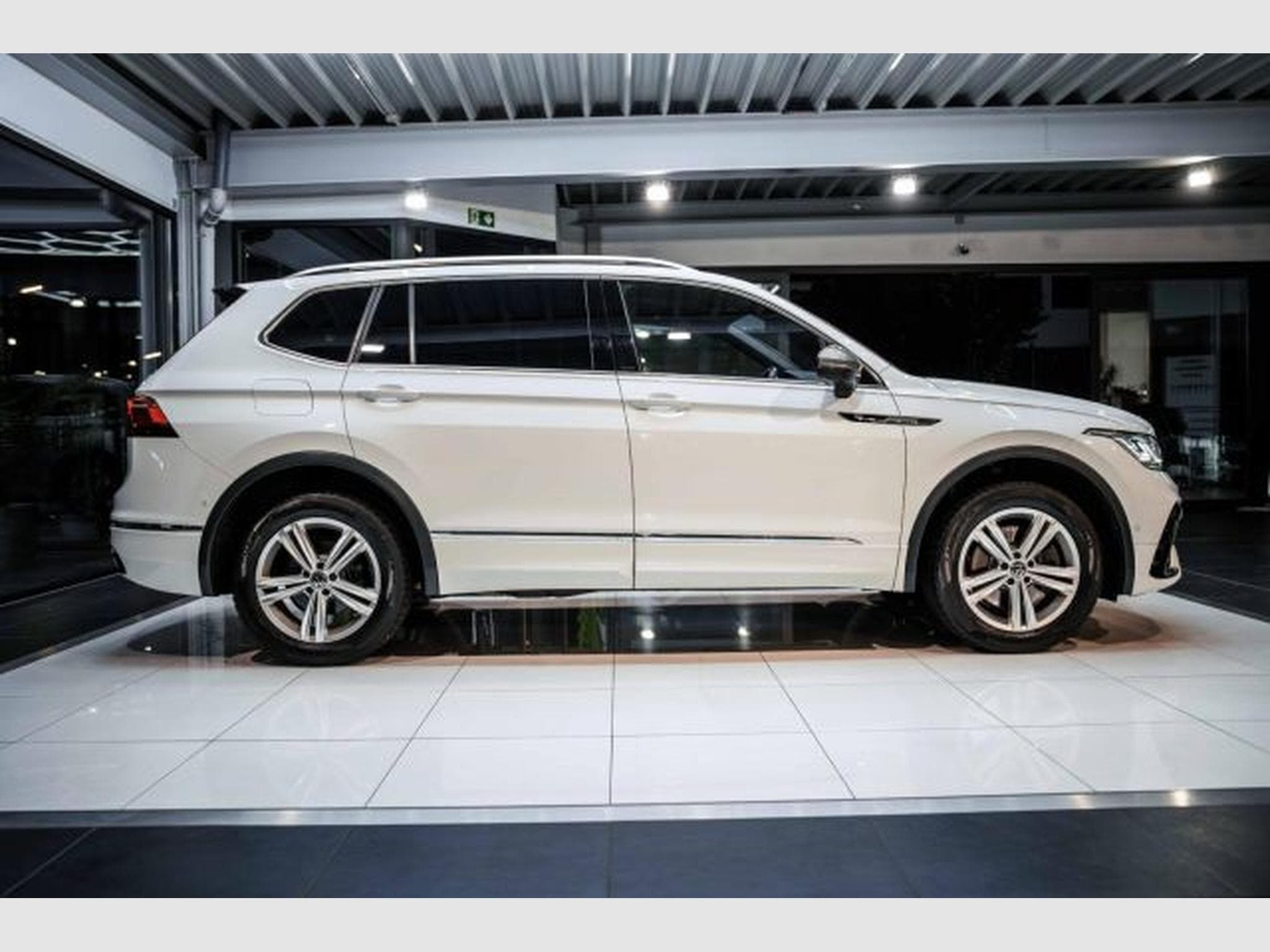 VW Tiguan Tiguan Allspace 2.0 TDI DSG R-Line 4M AHK H&amp;K (2022) - Photo 7