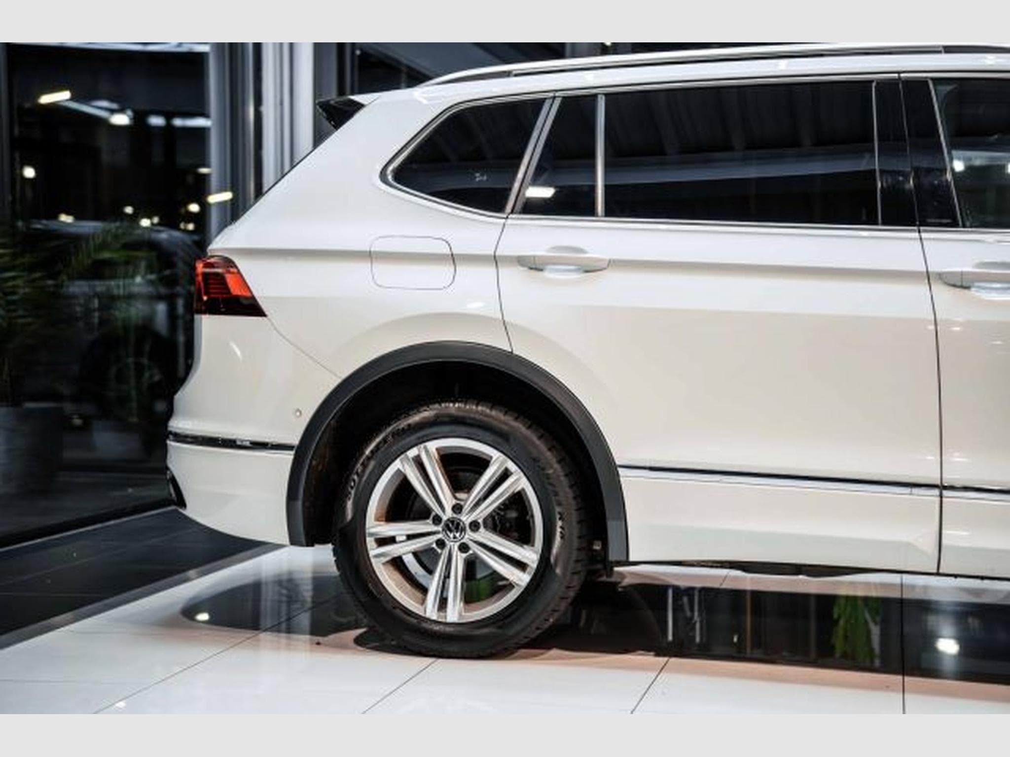 VW Tiguan Tiguan Allspace 2.0 TDI DSG R-Line 4M AHK H&amp;K (2022) - Photo 8