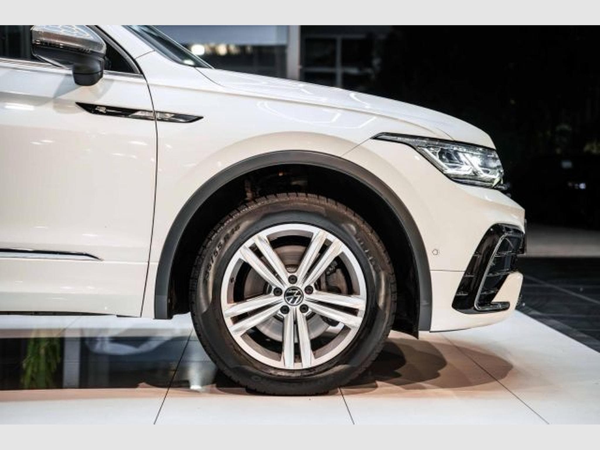 VW Tiguan Tiguan Allspace 2.0 TDI DSG R-Line 4M AHK H&amp;K (2022) - Photo 9