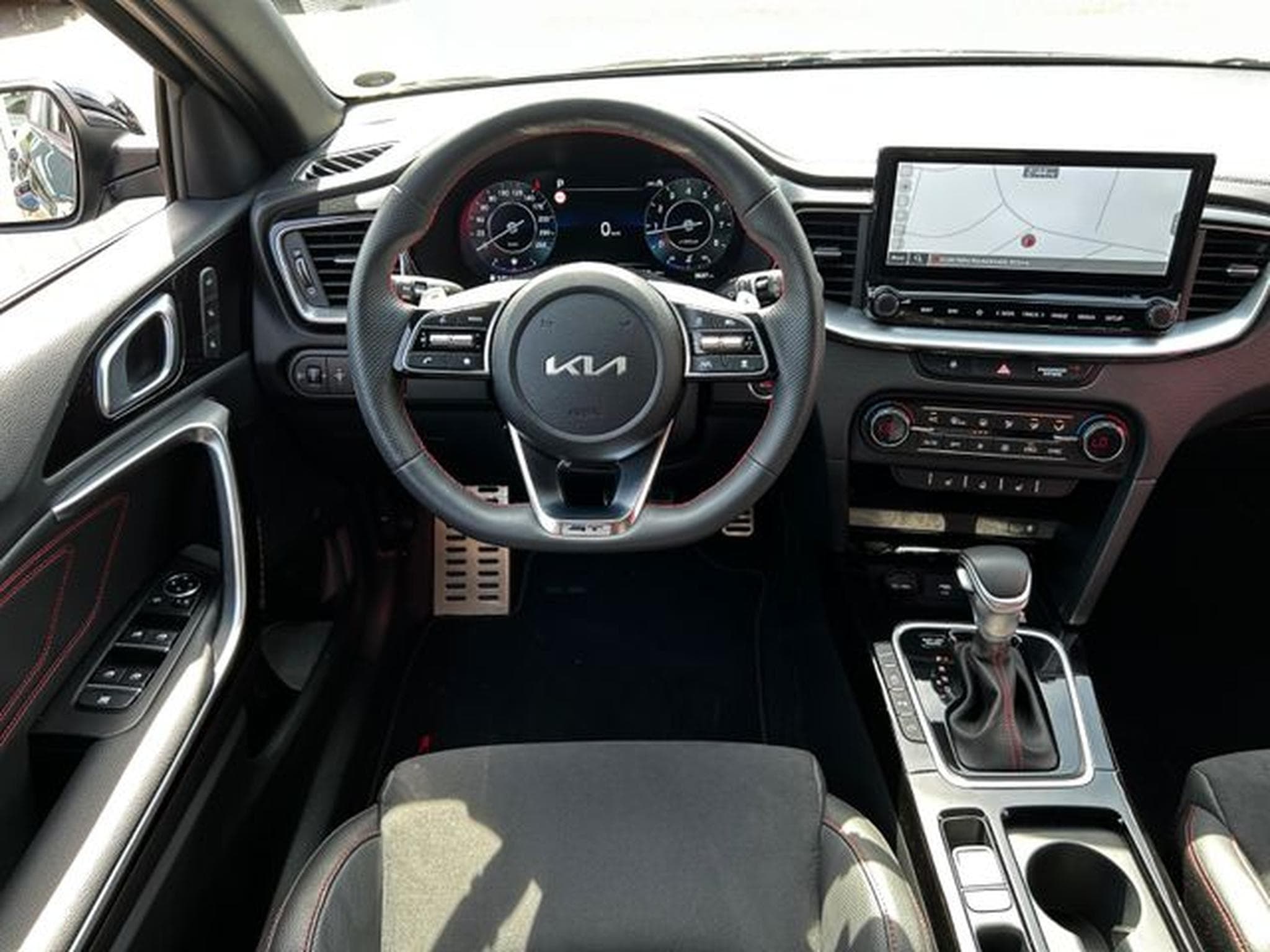 Kia Ceed cee'd / Ceed GT 1,6T-GDI DCT Komfort Navi LED (2023) - Photo 12