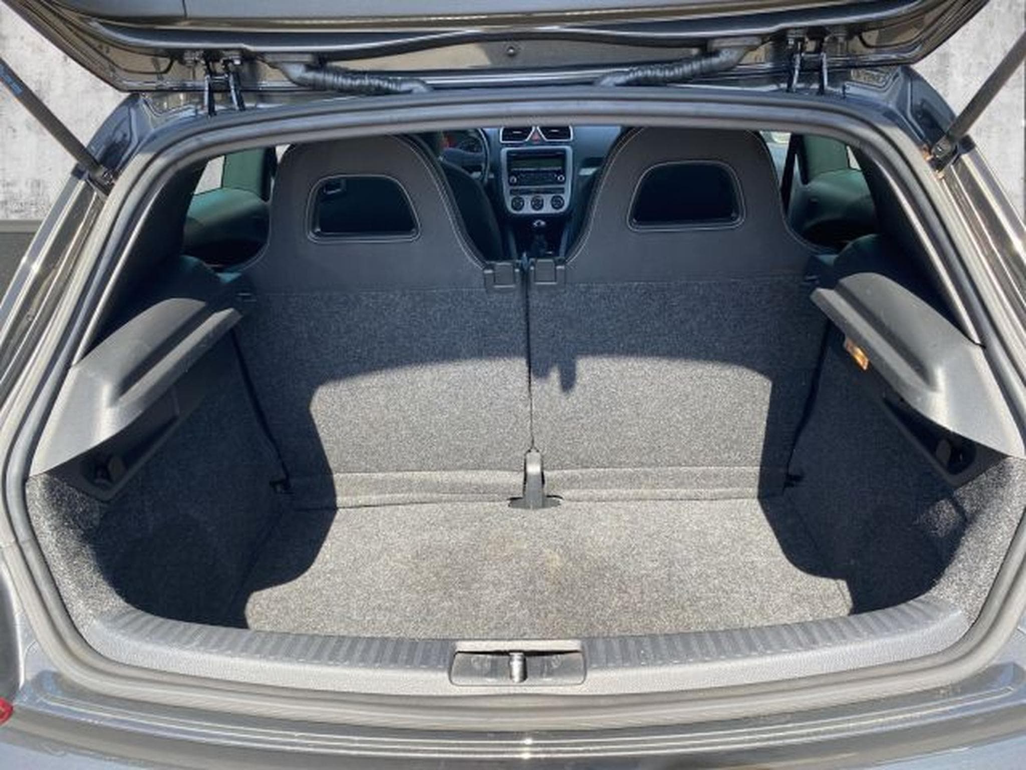 VW Scirocco Scirocco 2.0 TSI KLIMA DCC SHZG PDC Tempomat (2009) - Photo 10