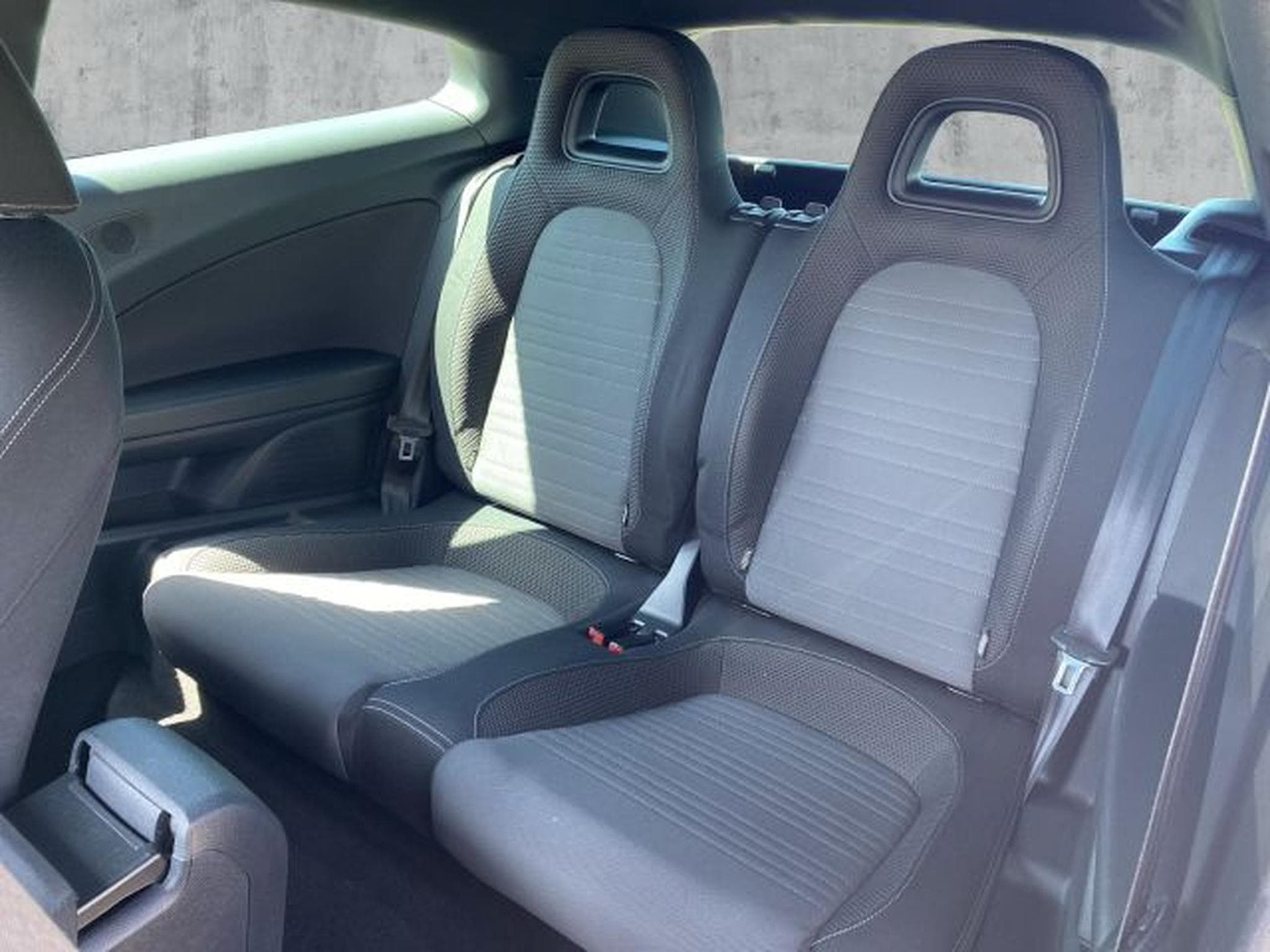 VW Scirocco Scirocco 2.0 TSI KLIMA DCC SHZG PDC Tempomat (2009) - Photo 12