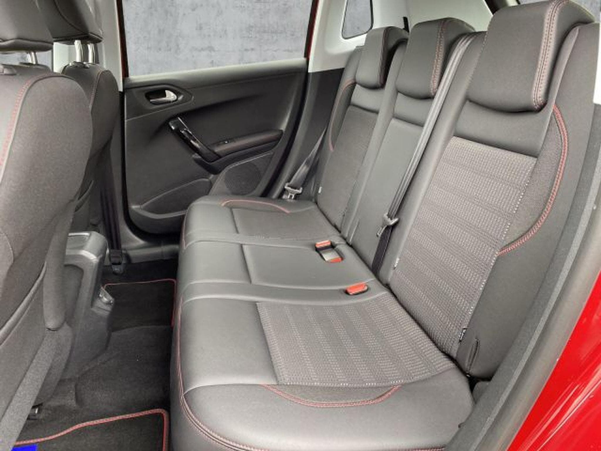 Peugeot 2008 2008 1.2 PureTech 110 Allure GT-Line NAVI RFK (2018) - Photo 12