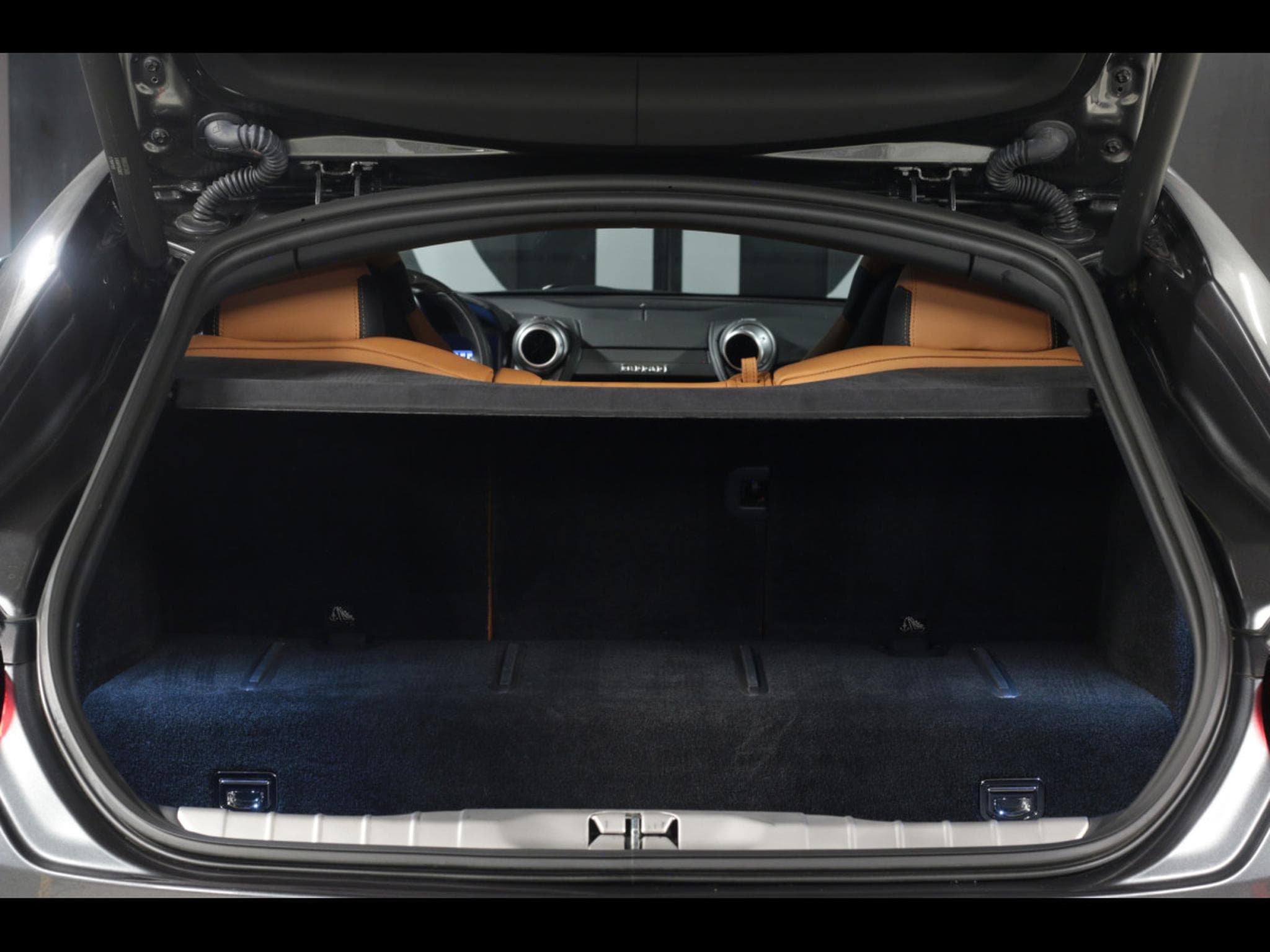 Ferrari GTC4 Lusso V8 T 3.9 (611 CH) – GRIGIO SILVERSTONE (2018) - Foto 24