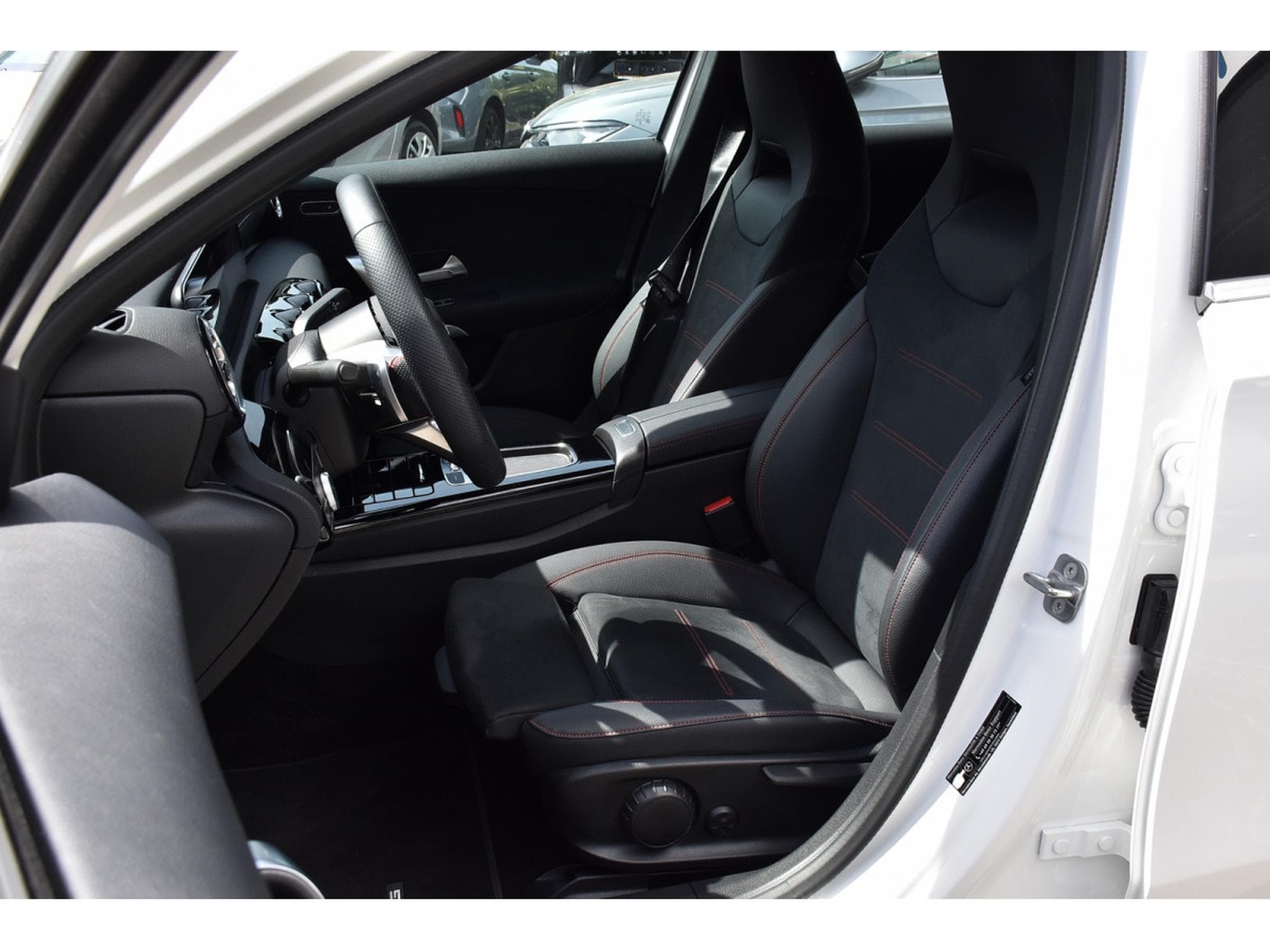 Mercedes A 200 AMG Line 7G-Tronic GPS LANE CAM PARK KEYLESS 1° MAIN (2025) - Photo 6