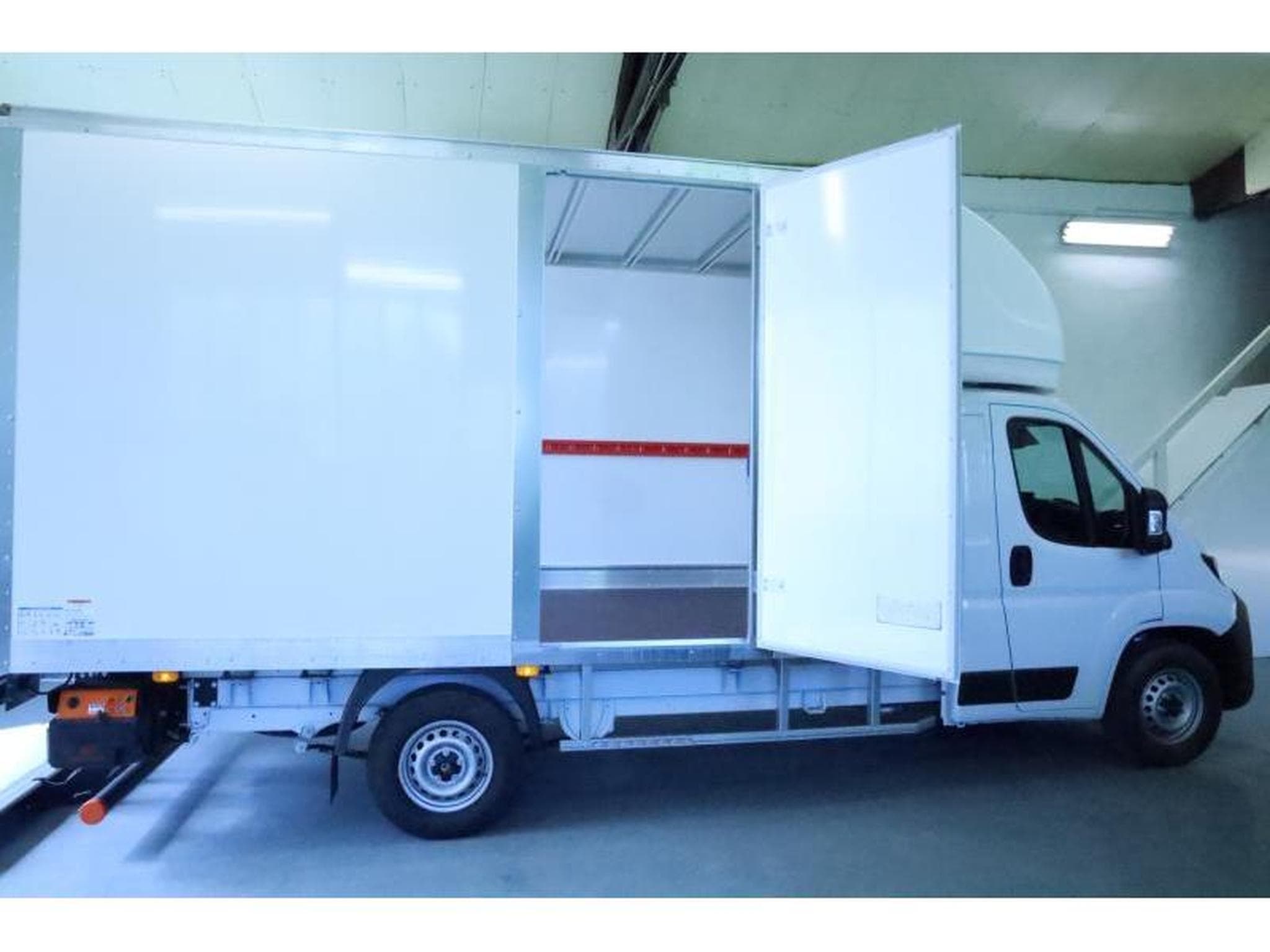 Citroen Jumper Cargo Box avec Hayon L4 3,5t (2026) - Photo 10