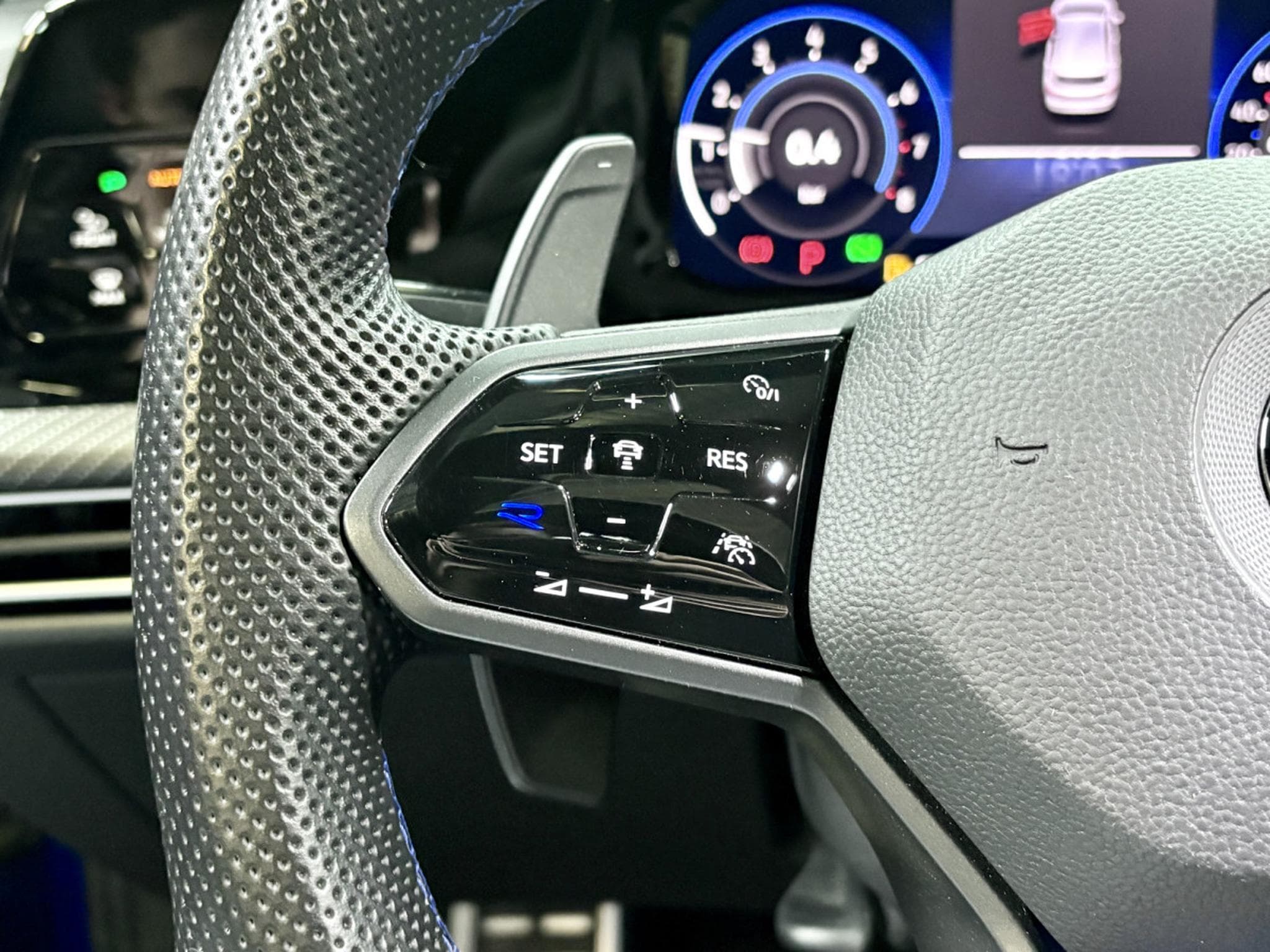VW Golf R 4Motion 2.0 TSI 320 CV DSG7 *TOIT PANO* * R-PERF* (2022) - Photo 11