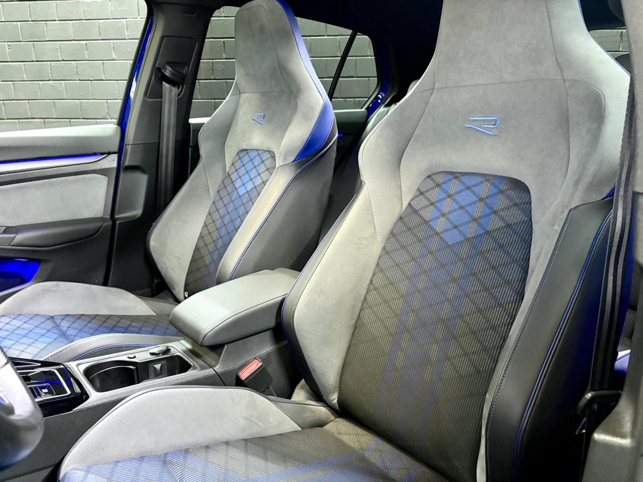 VW Golf R 4Motion 2.0 TSI 320 CV DSG7 *TOIT PANO* * R-PERF* (2022) - Photo 7