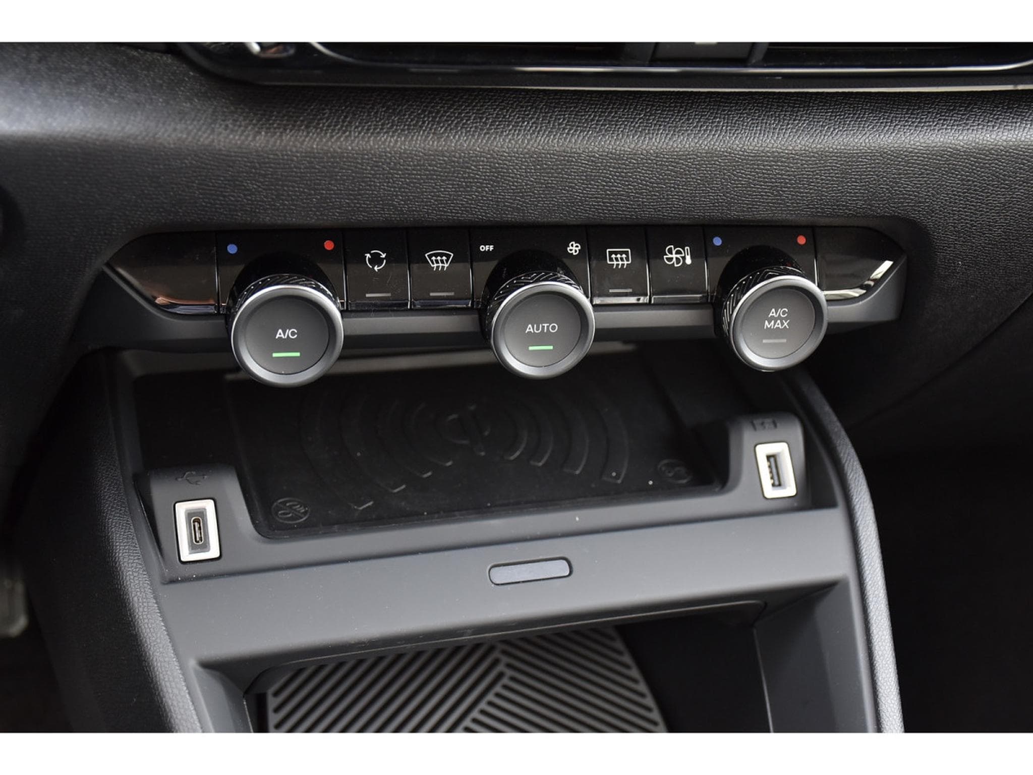 Citroën C4 1.2 MHEV MAX e-DCS6 ACC SIDE LANE HUD CAM360 1° MAIN (2025) - Photo 21