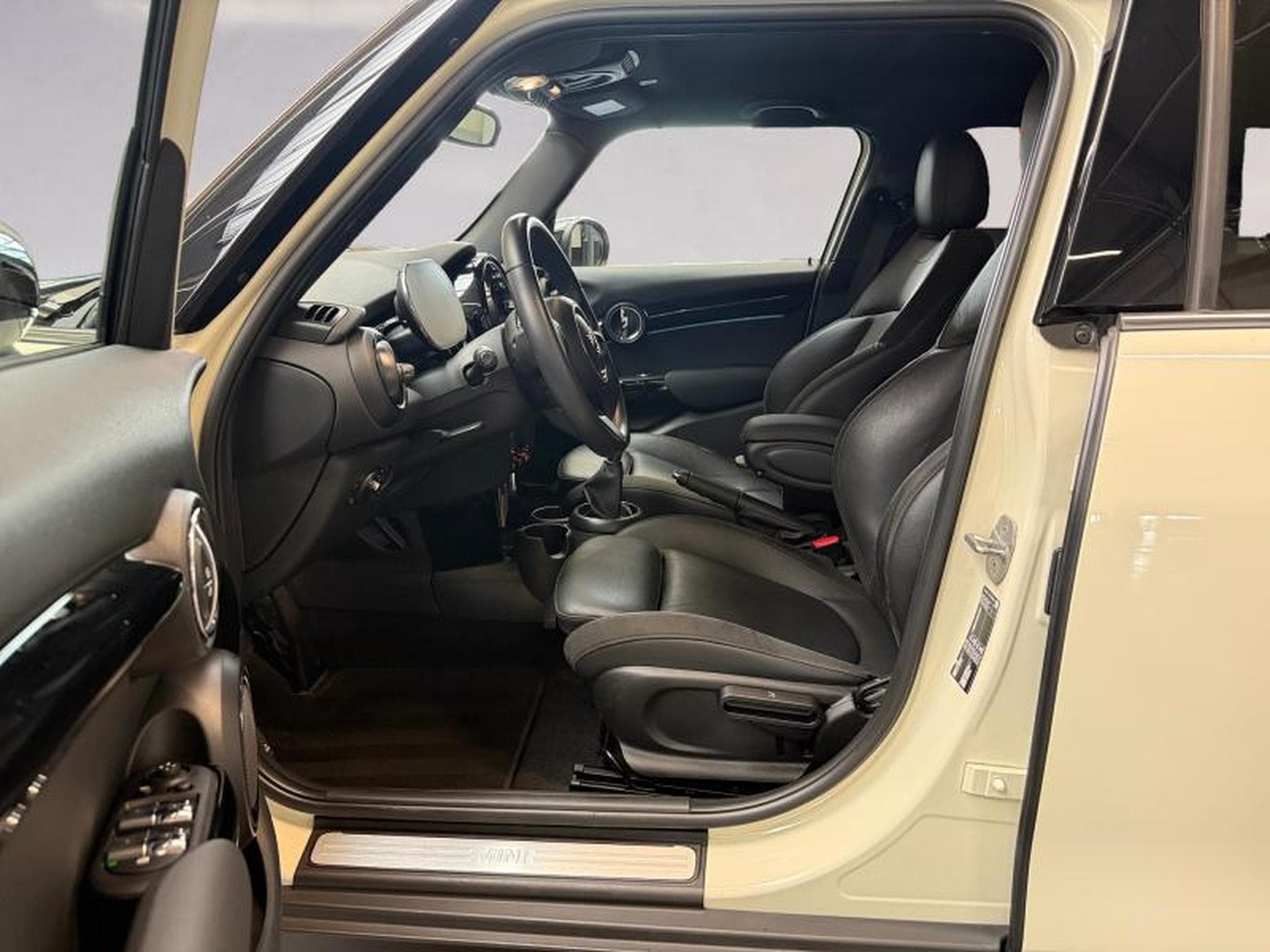 MINI Cooper Cooper Hatch 5 portes (2022) - Foto 11