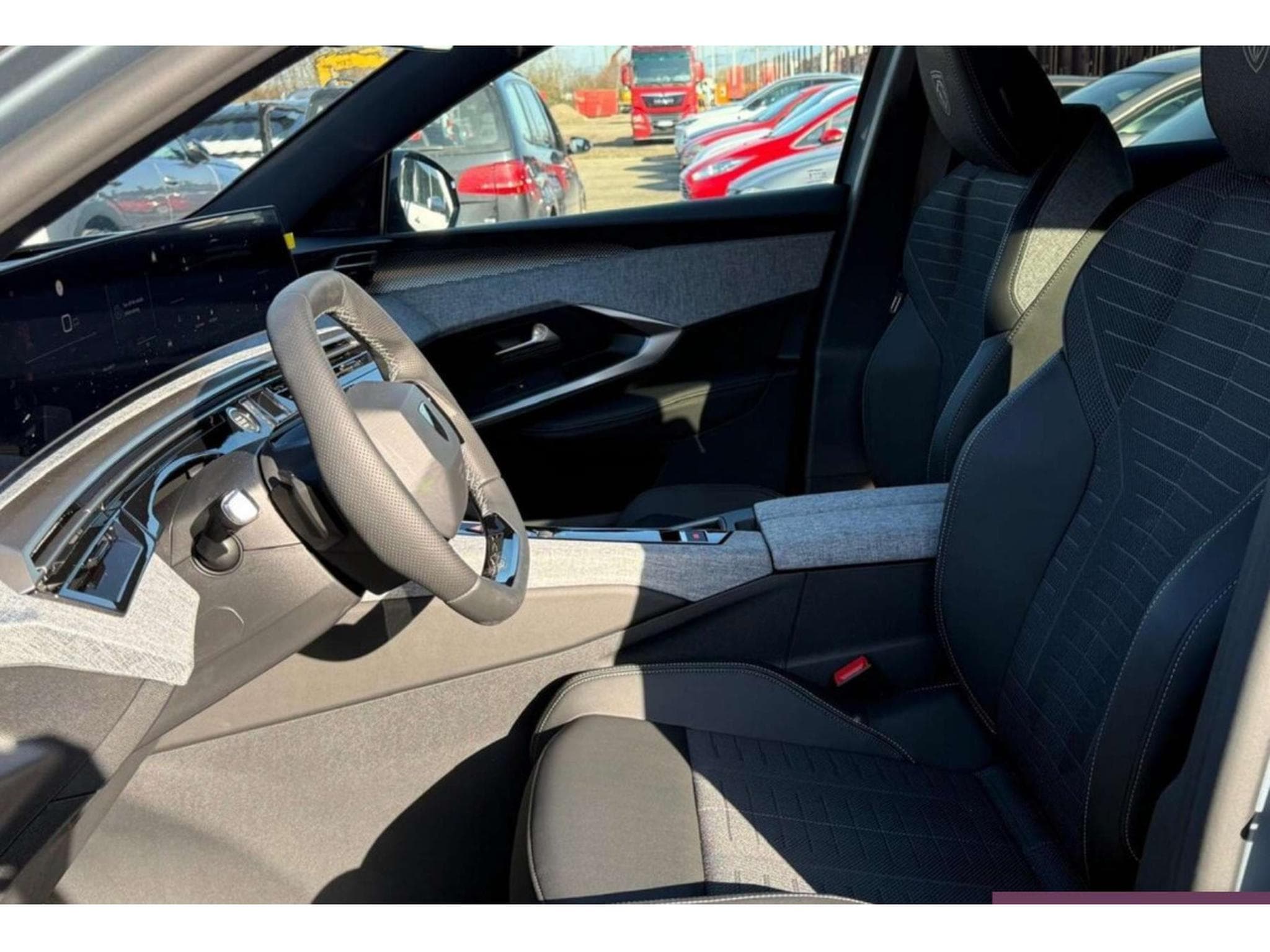 Peugeot 3008 Hybrid 145 e-DSC6 GT (2025) - Foto 10