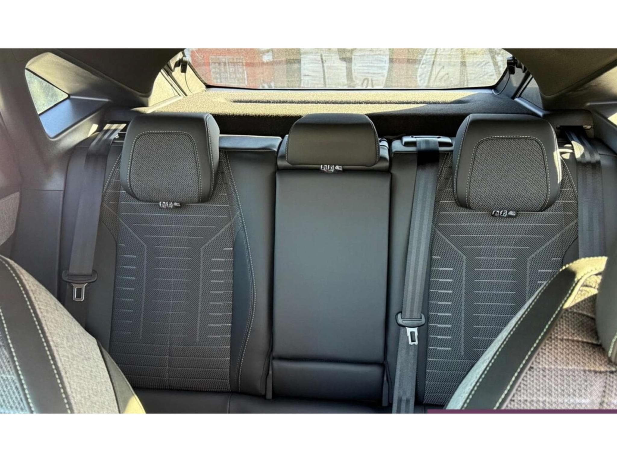 Peugeot 3008 Hybrid 145 e-DSC6 GT (2025) - Foto 12