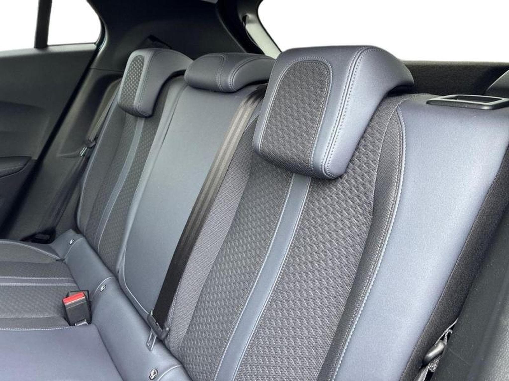 PEUGEOT 2008 1.2 PureTech 100ch S&S Allure 5cv (2020) - Photo 4