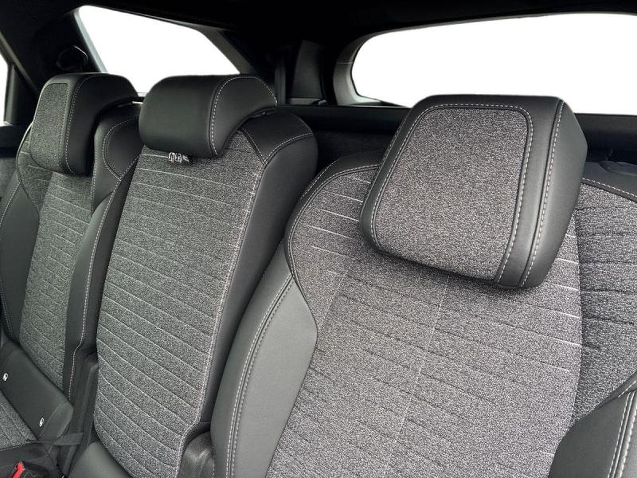 PEUGEOT 5008 Hybrid 136ch Allure e-DCS6 (2025) - Photo 4