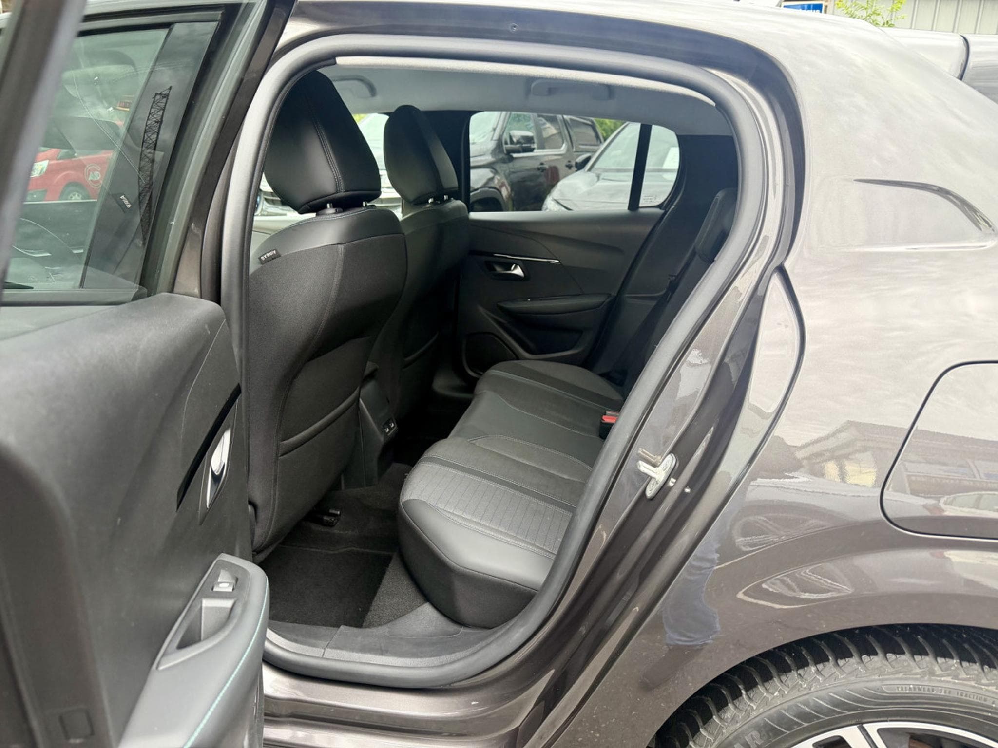 Peugeot 208 1.2 PureTech 100 EAT8 Allure (2022) - Photo 11