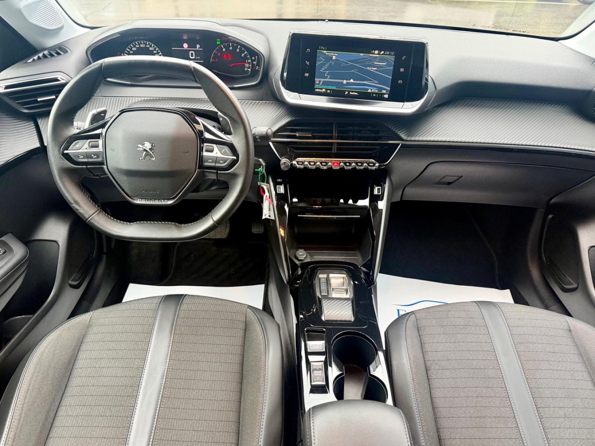 Peugeot 208 1.2 PureTech 100 EAT8 Allure (2022) - Photo 8