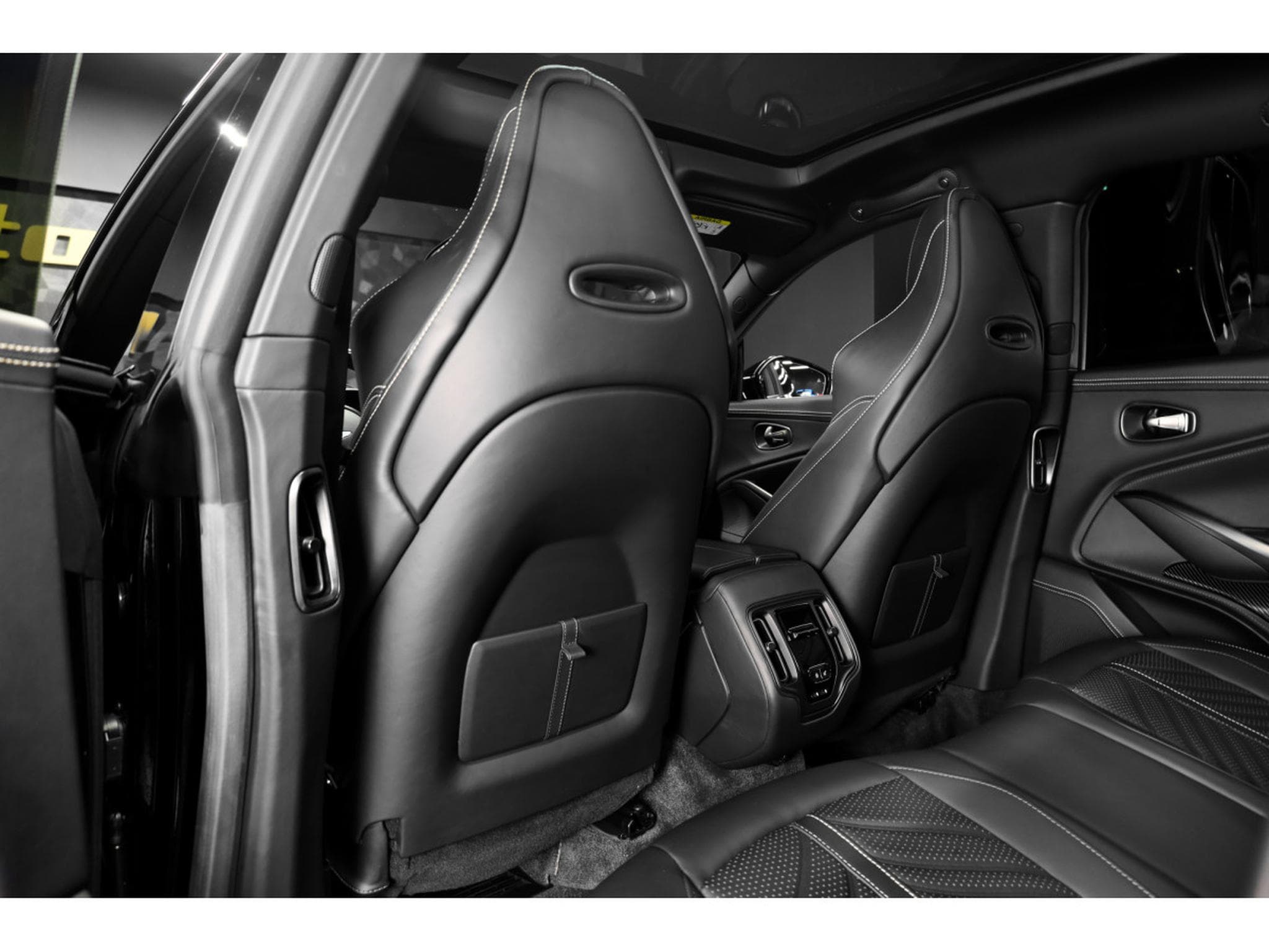 Aston-Martin DBX 707 4.0 V8 Bi-Turbo (2024) - Foto 27