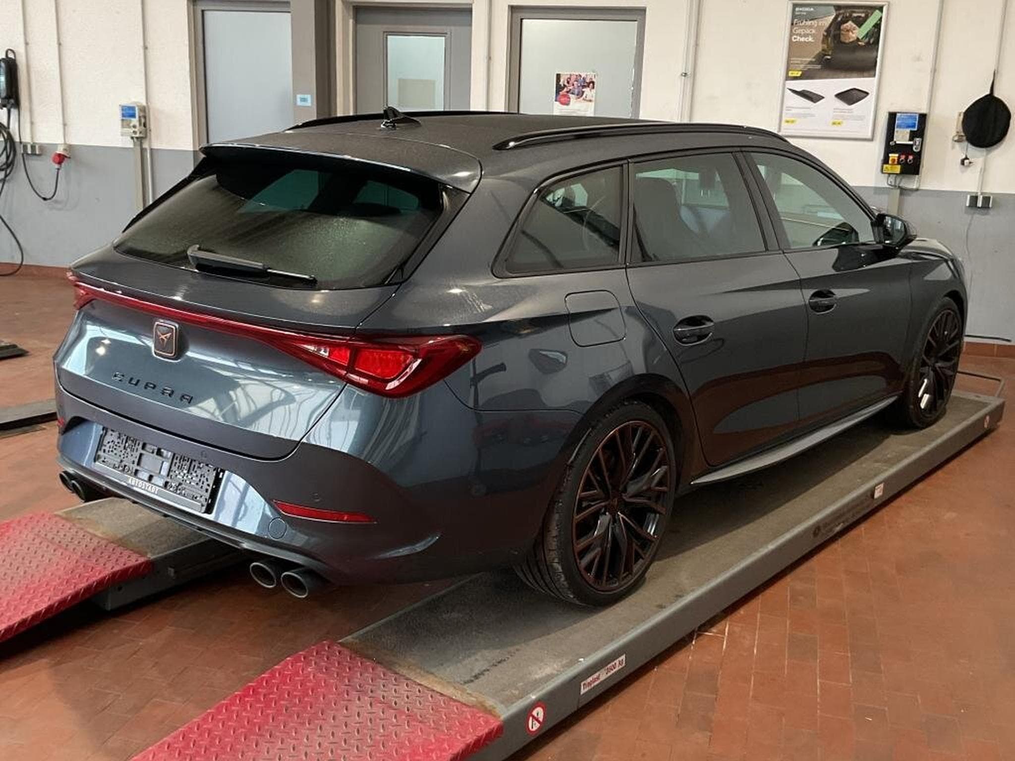 Cupra Leon SP VZ CUP 2.0 TSI 300 CH (2024) - Foto 3