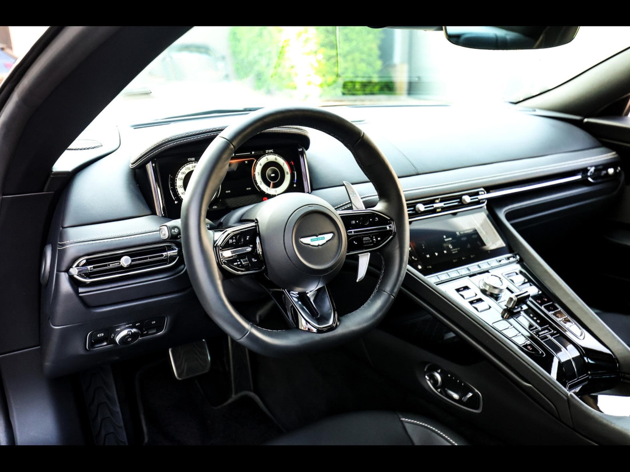Aston-Martin DB12 COUPE 4.0 V8 BITURBO - ALUMINITE SILVER (2024) - Foto 10