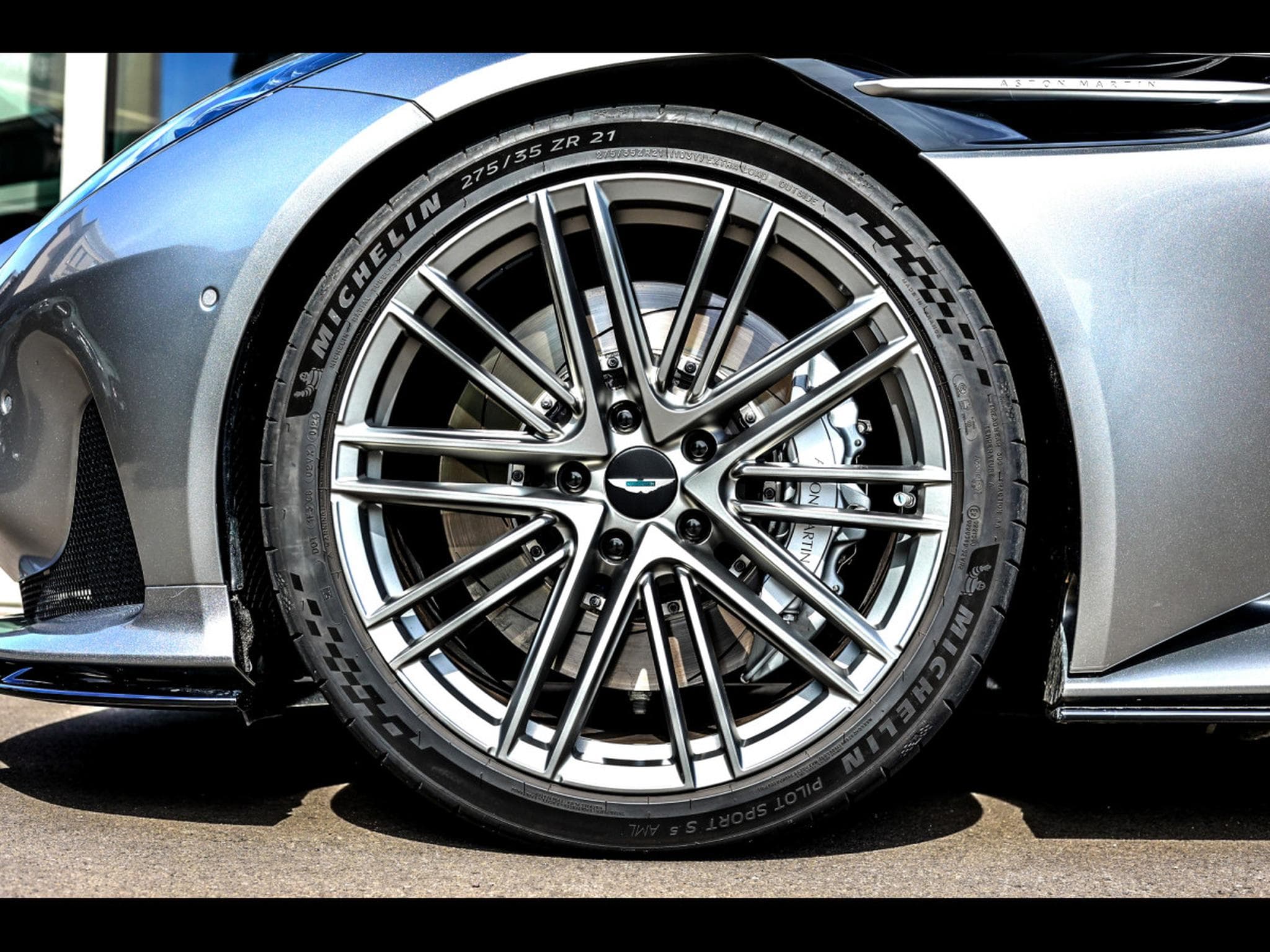 Aston-Martin DB12 COUPE 4.0 V8 BITURBO - ALUMINITE SILVER (2024) - Foto 8