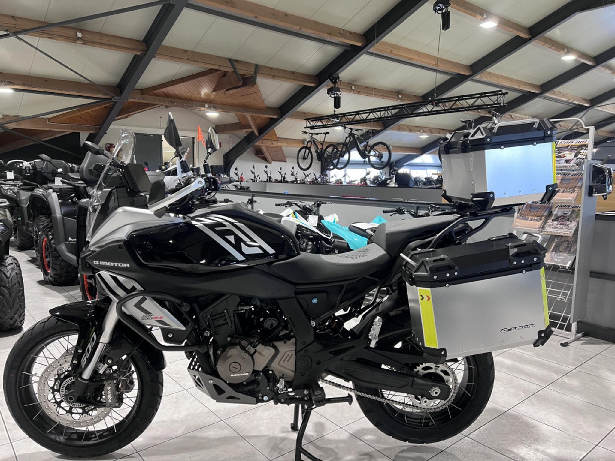 QJmotor SRT 600 SX TOURING (2026) - Photo 4
