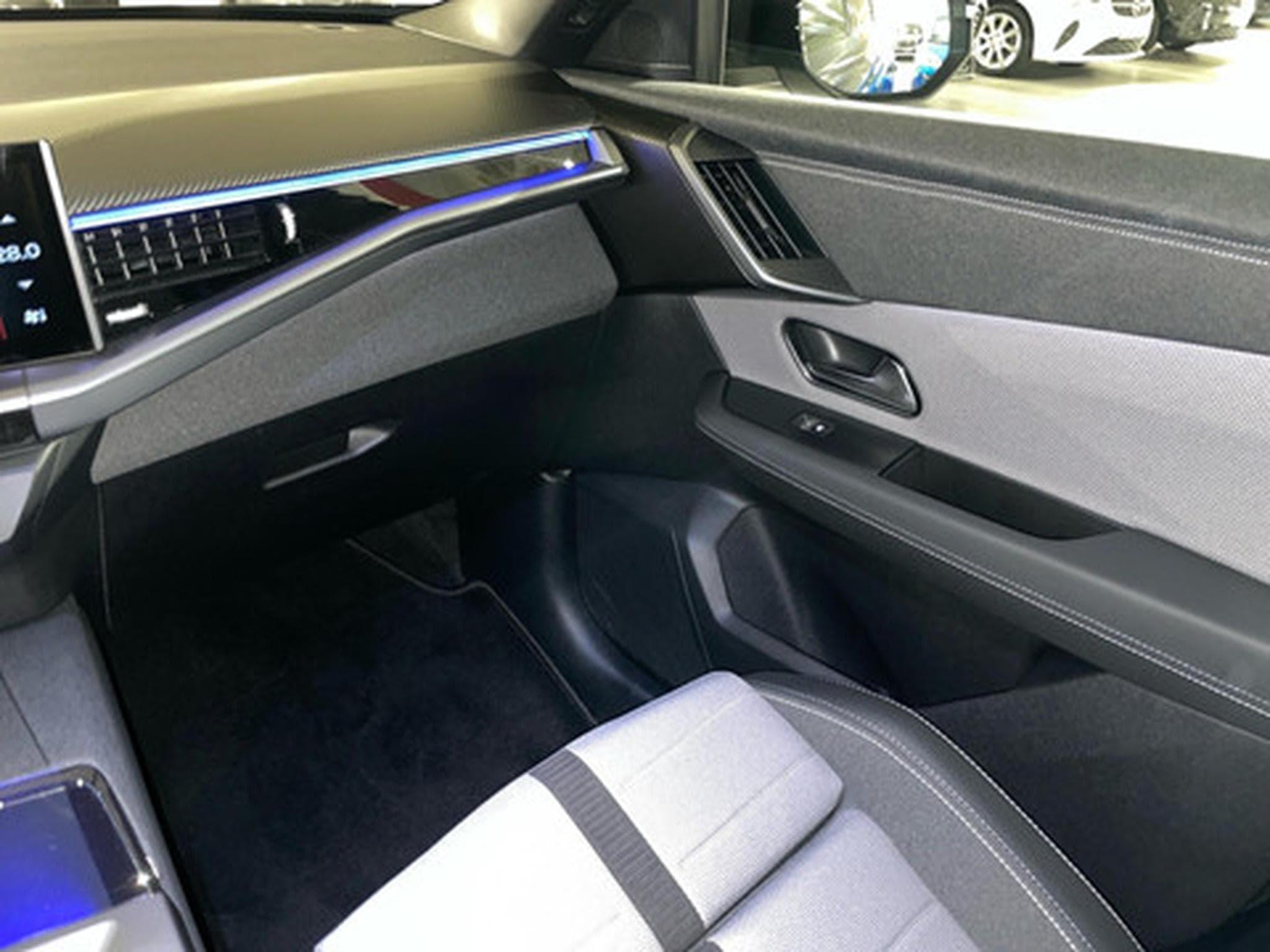 Opel Grandland 1.2 Turbo S/S Hybrid GS (2025) - Photo 9